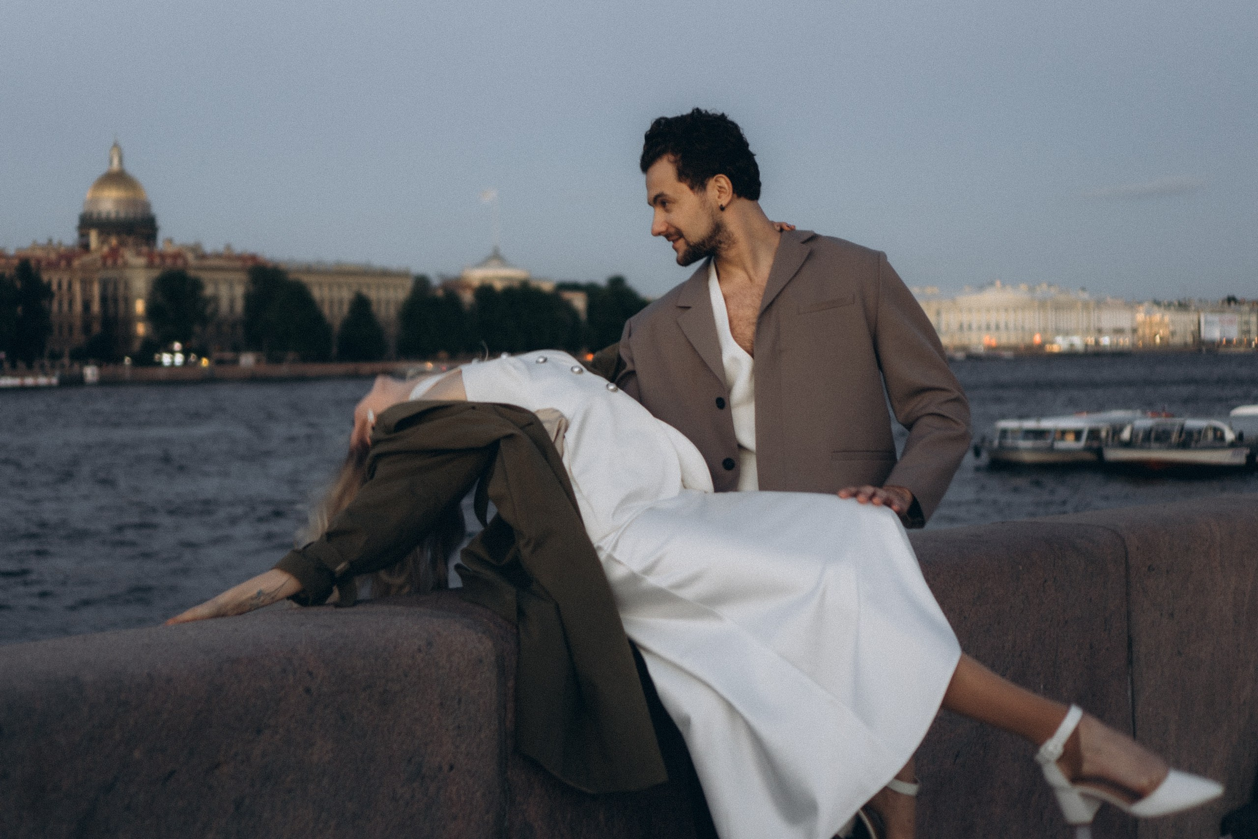 СВАДЕБНАЯ СЬЕМКА ПАРЫ НА РАССВЕТЕ В БЕЛЫЕ НОЧИ И ПРОГУЛКА С РАЗВОДНЫМИ МОСТАМИ И ПИКНИК ВОЗЛЕ ИСАКИЕВСКОГО СОБОРА. Профессиональный фотограф, Санкт-Петербург — Виктория Богомолова