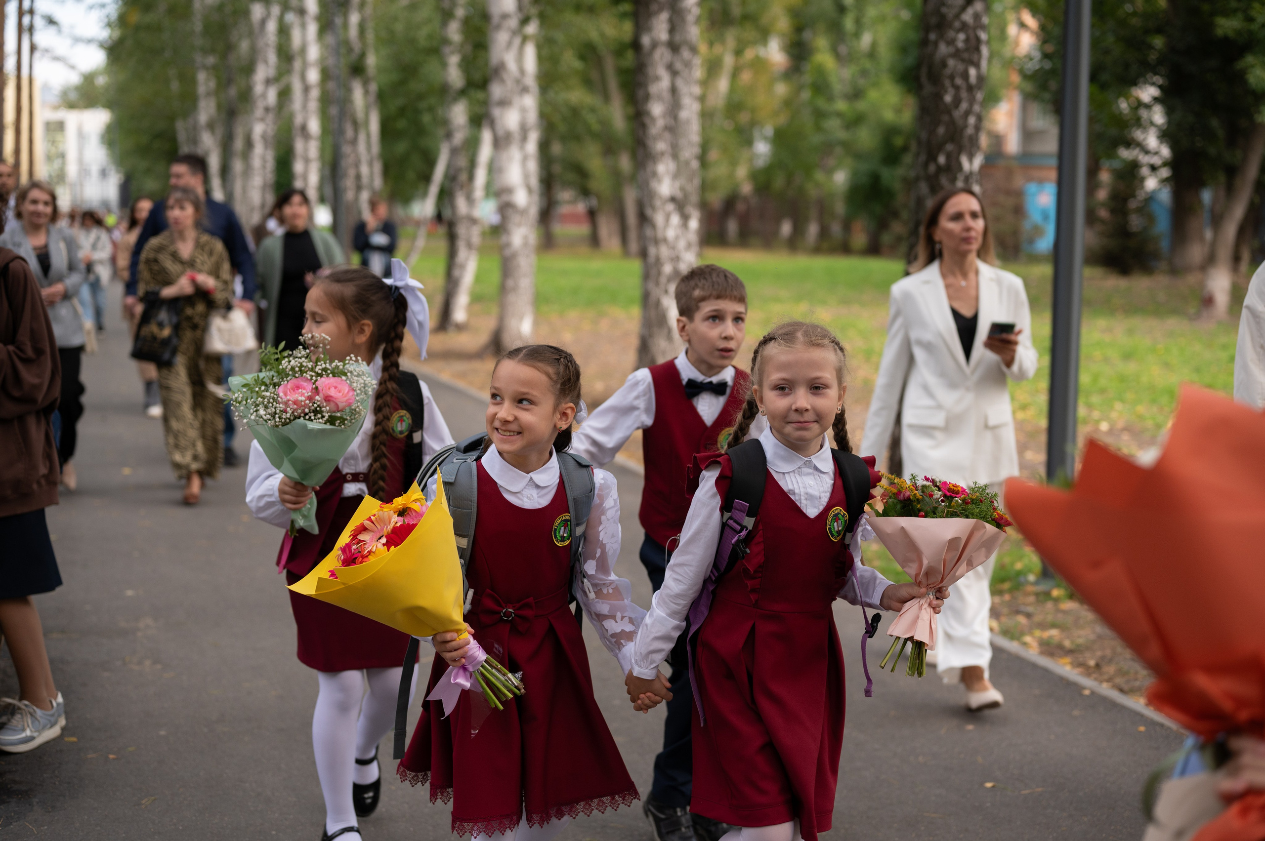 1 сентября 16 гимназия 2 класс (линейка + в классе+ на улице). Фотограф новорожденных, семейный детский в Тюмени Татьяна Морозова