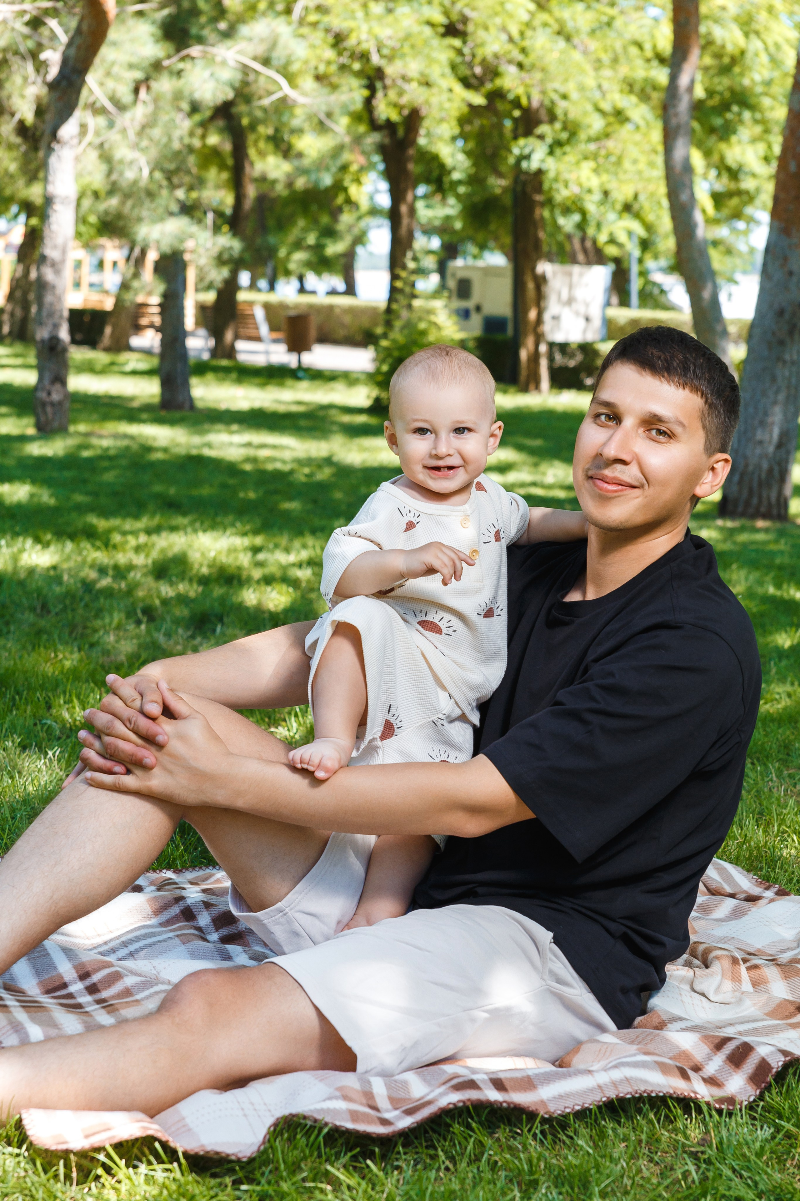 Марку 1 год и он проводит время с родителями в парке. Событийный фотограф Максим Бескоровайновнов