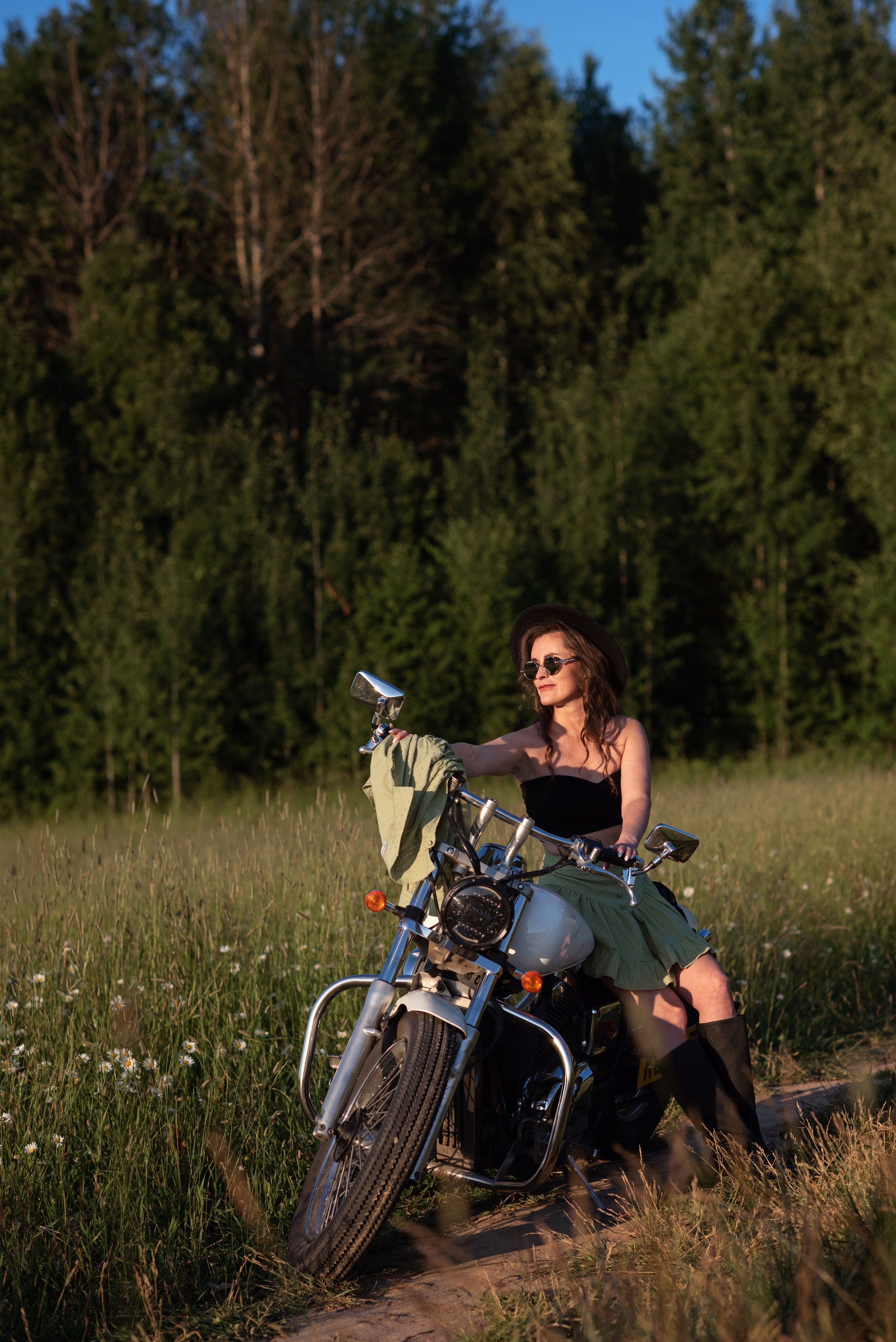 Фотосессия в поле. Фотосессия с мотоциклом. Катя. Фотограф новорождённых детский фотограф Сыктывкар Наталья Линдт