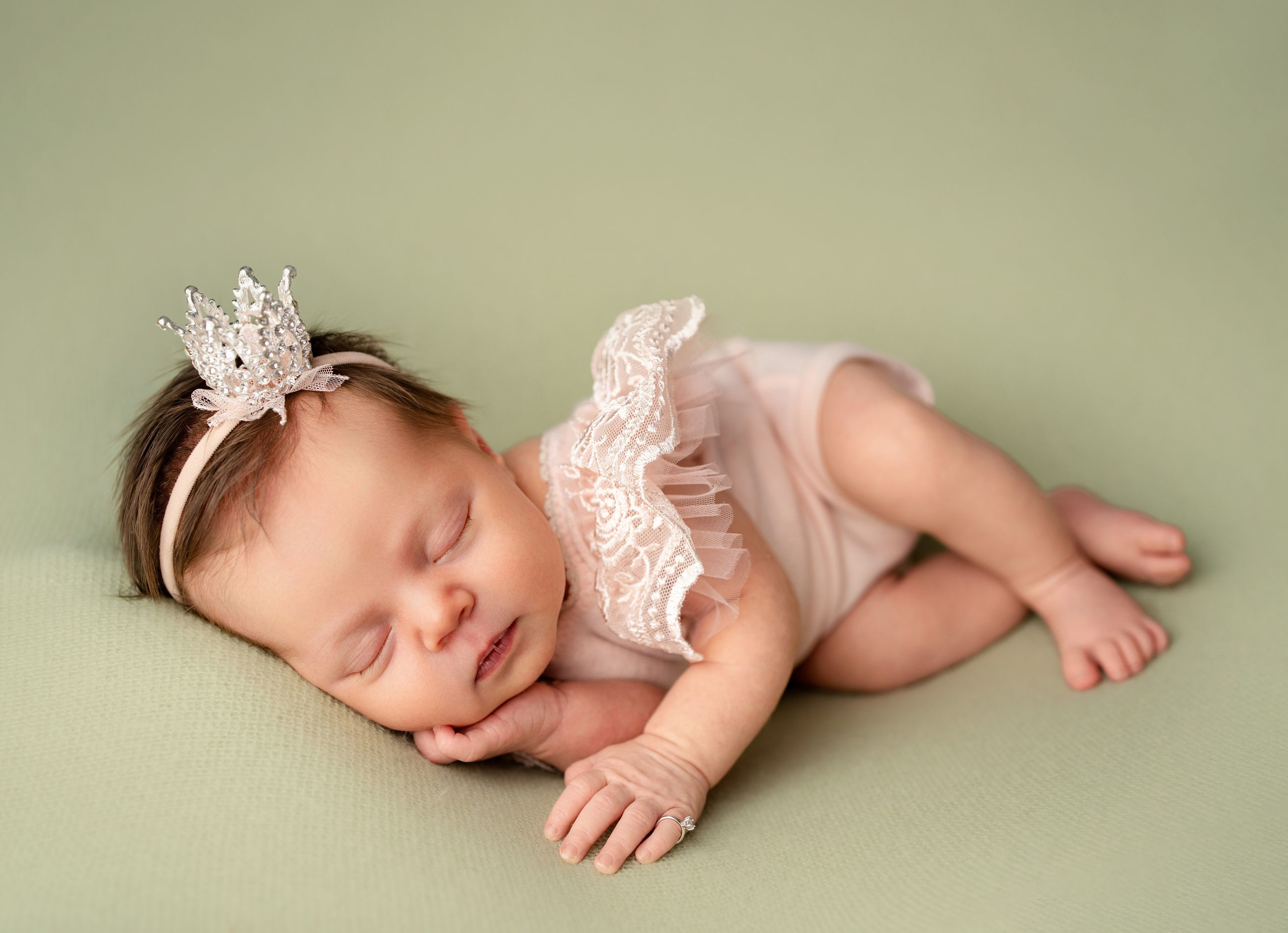 Фотограф новорожденных в Нижнем Новгороде - профессиональная фотосессия для новорожденных, уютные и милые снимки малышей, создание уникальных образов и воспоминаний для родителей. Специалист по детской фотографии предлагает услуги по съемке новорожденных в комфортной обстановке, обеспечивая безопасность и тепло для вашего малыша.