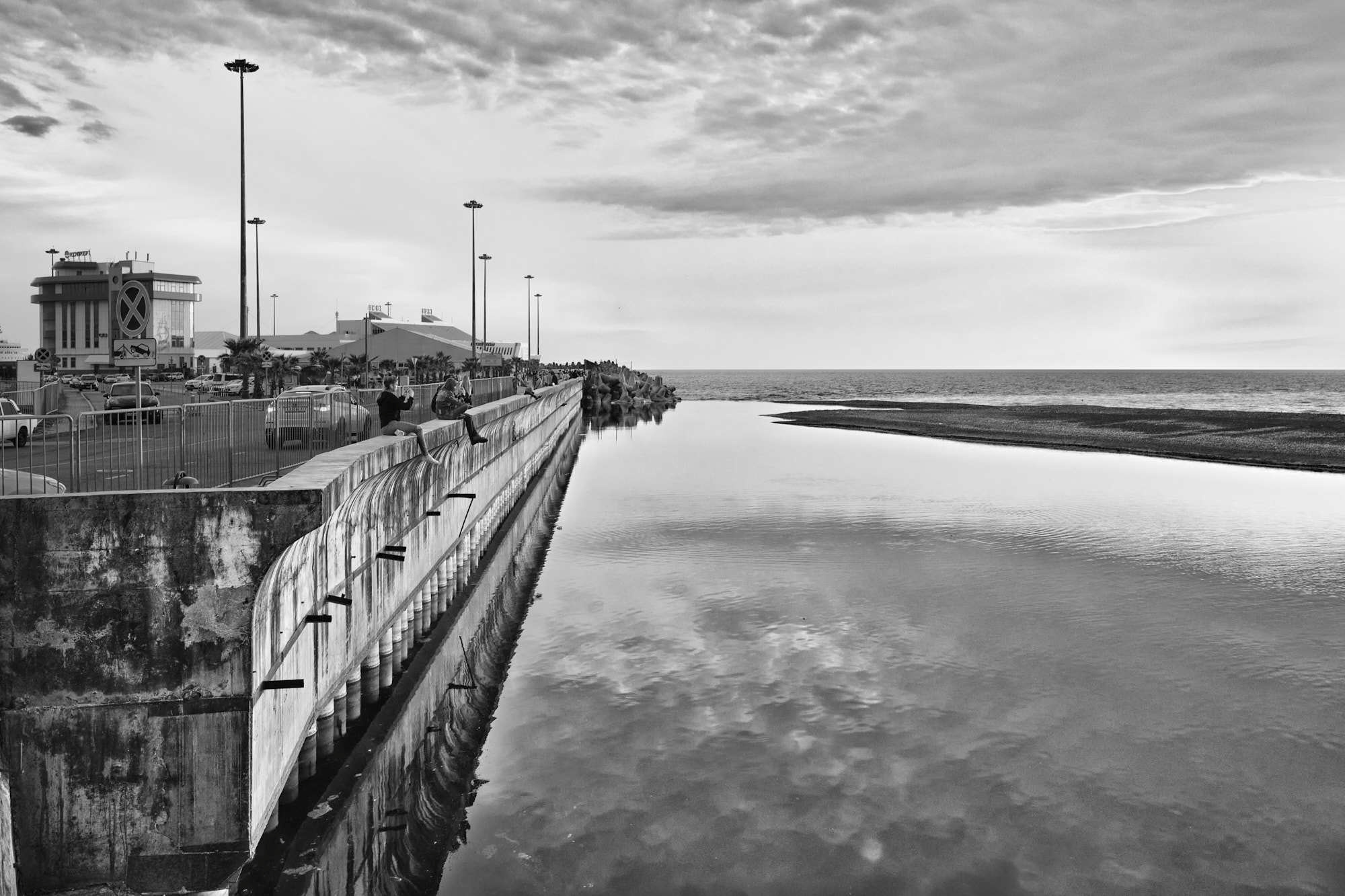 Sunset. The mouth of the Sochinka River. Concrete barriers of the port. (Закат солнца. Устье реки Сочинки. Бетонные ограждения порта.)