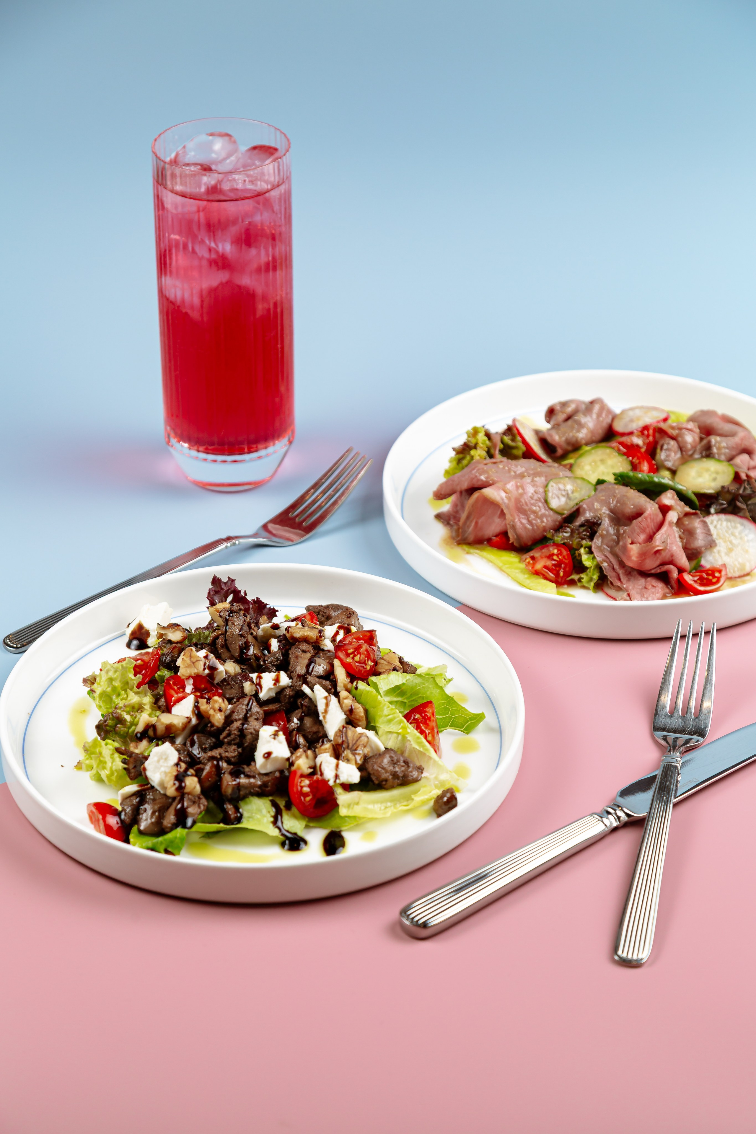 Яркая фотография салатов на розовом и голубом фоне