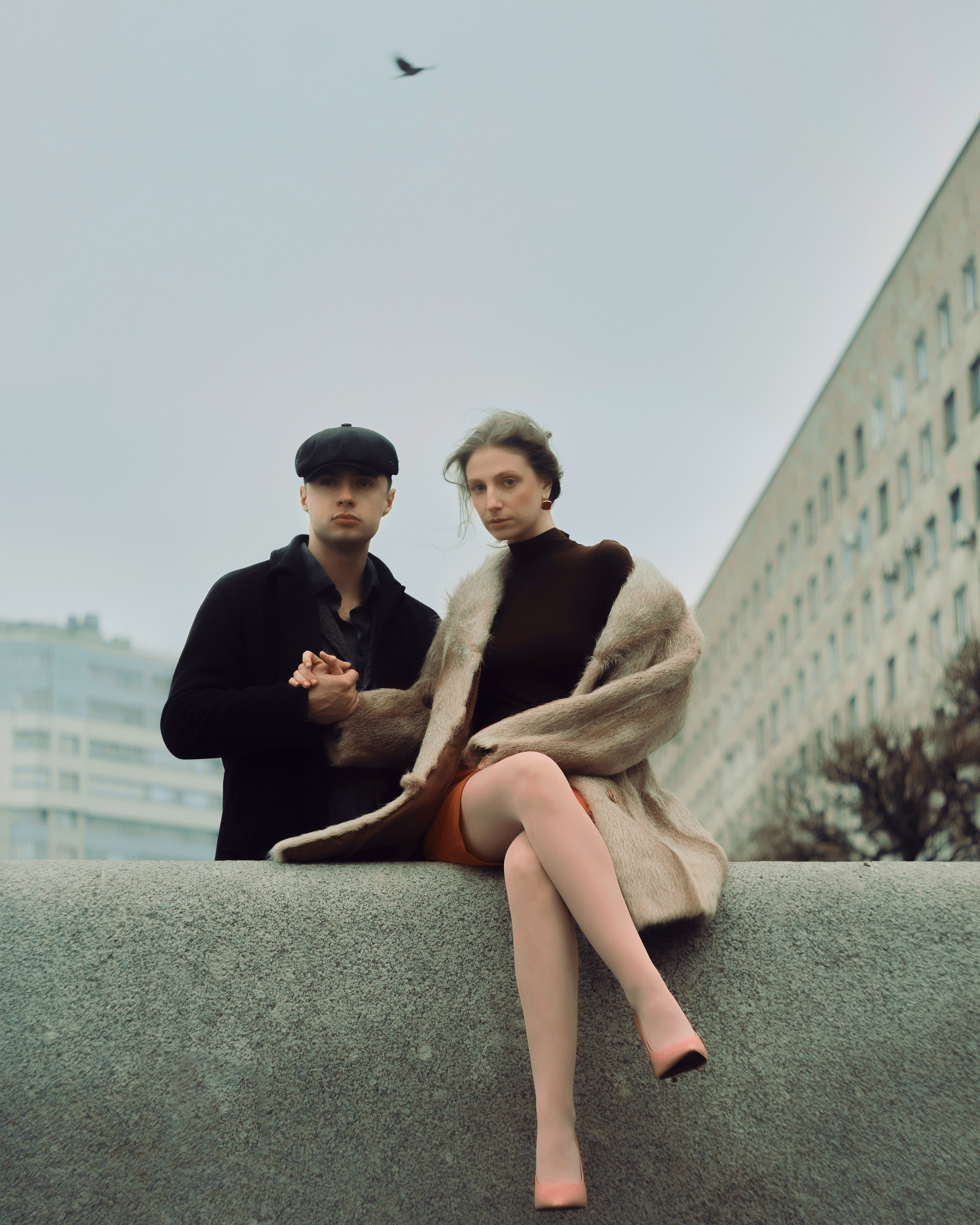 Фотосессия пары на набережной в Санкт-Петербурге, авторская love story съемка в городской эстетике и мягком пленочном свете