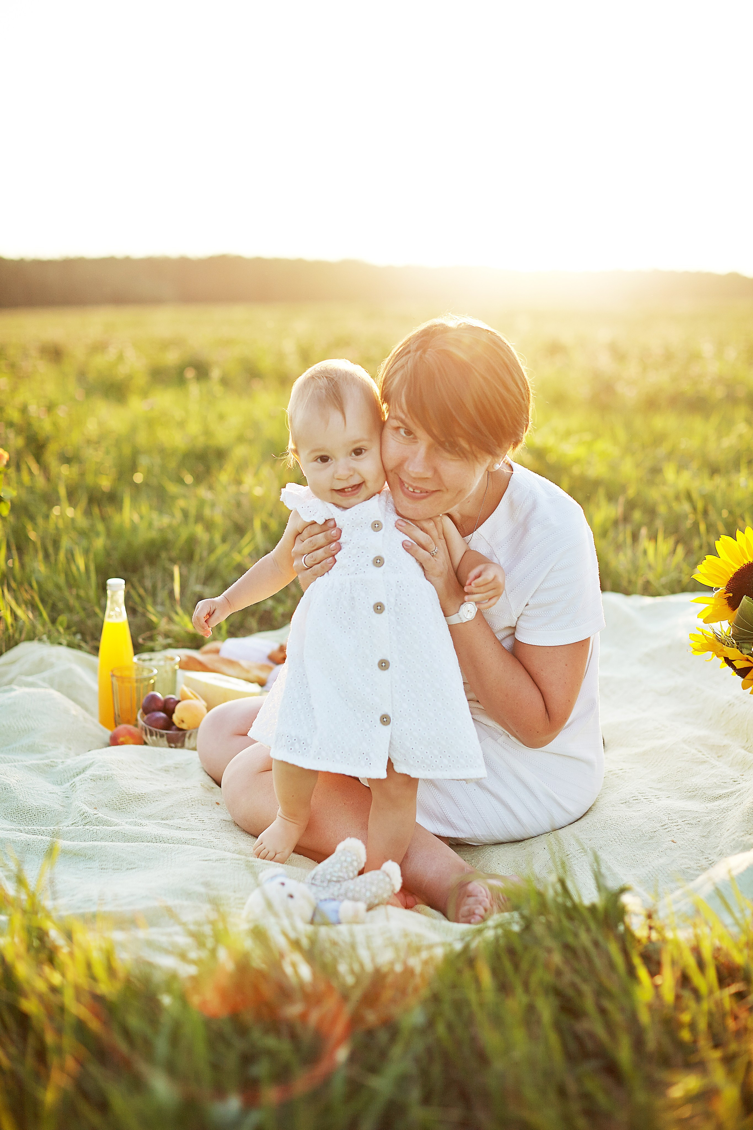 Мама с дочкой в поле на закате. Фотограф Ольга Ефремова