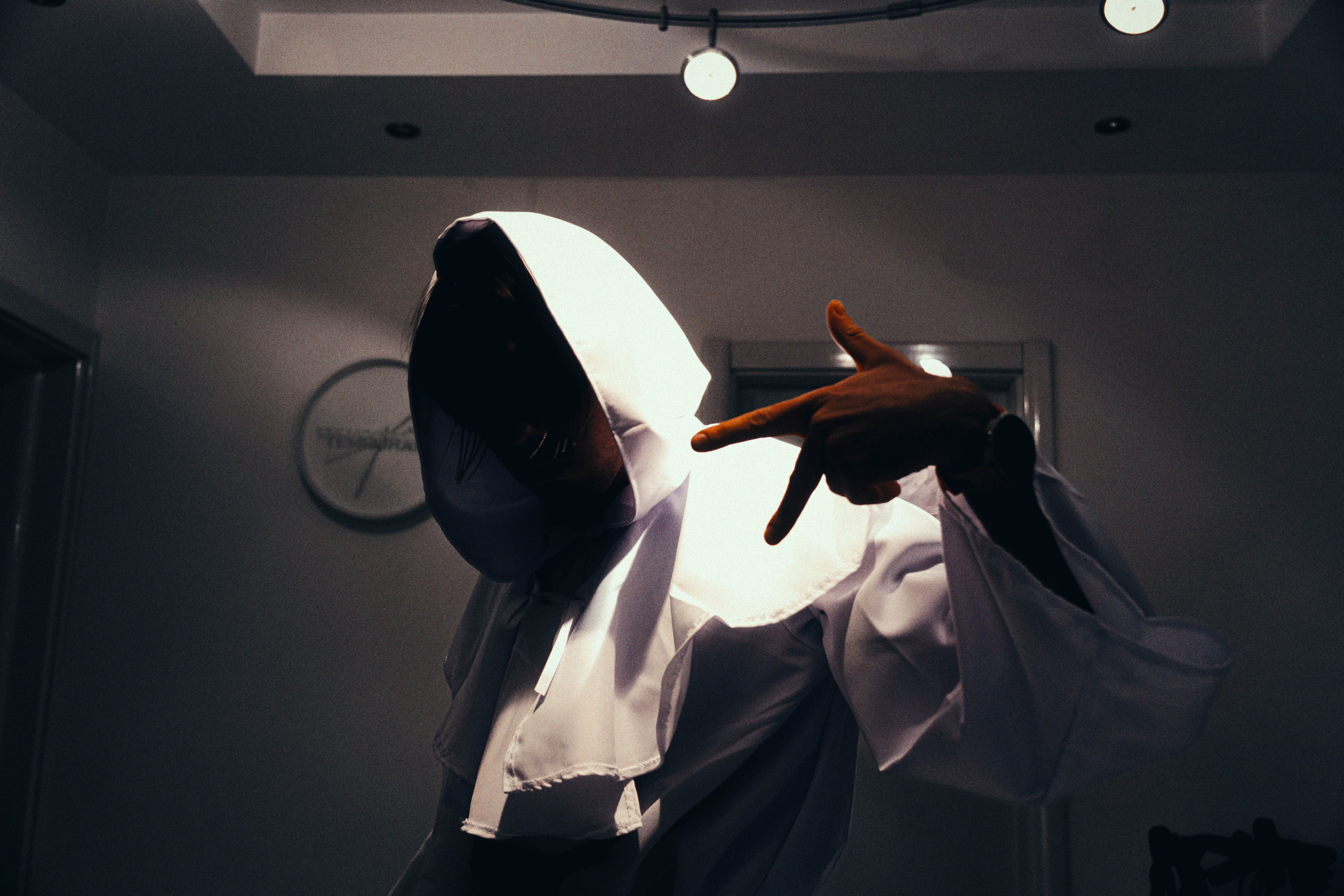 Портрет купидона на темном фоне. Портретный и репортажный фотограф в Санкт-Петербурге Смоляков Максим