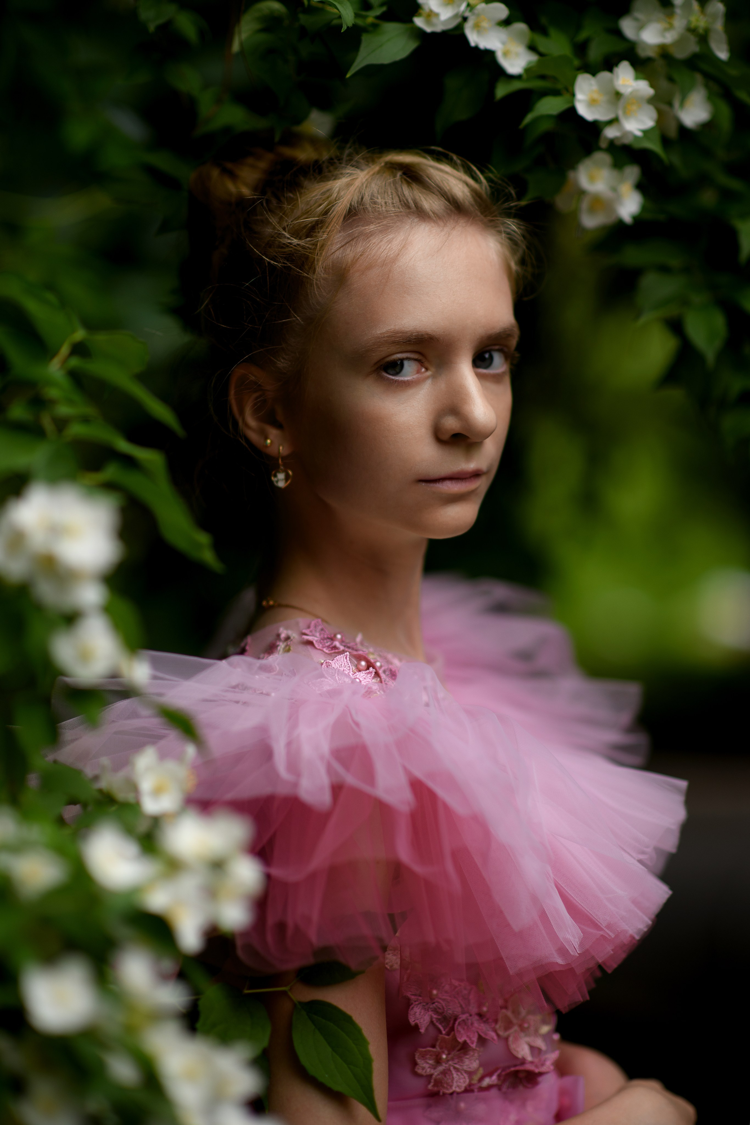 В цветущем чубушнике в саду имени Баумана. Главная