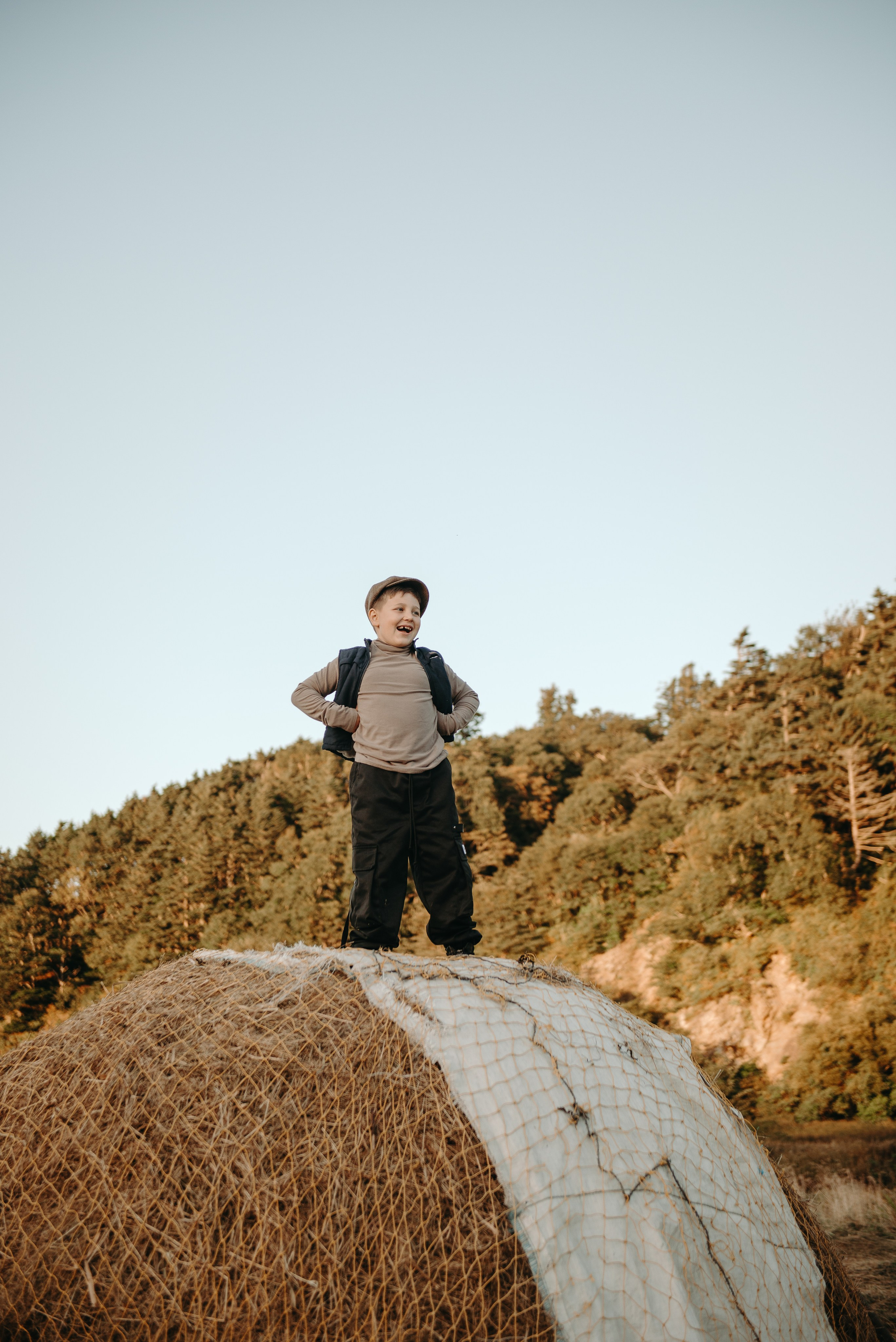 Дениска и Пелагея на сенокосе. Ирина Метелица фотограф на Шикотане