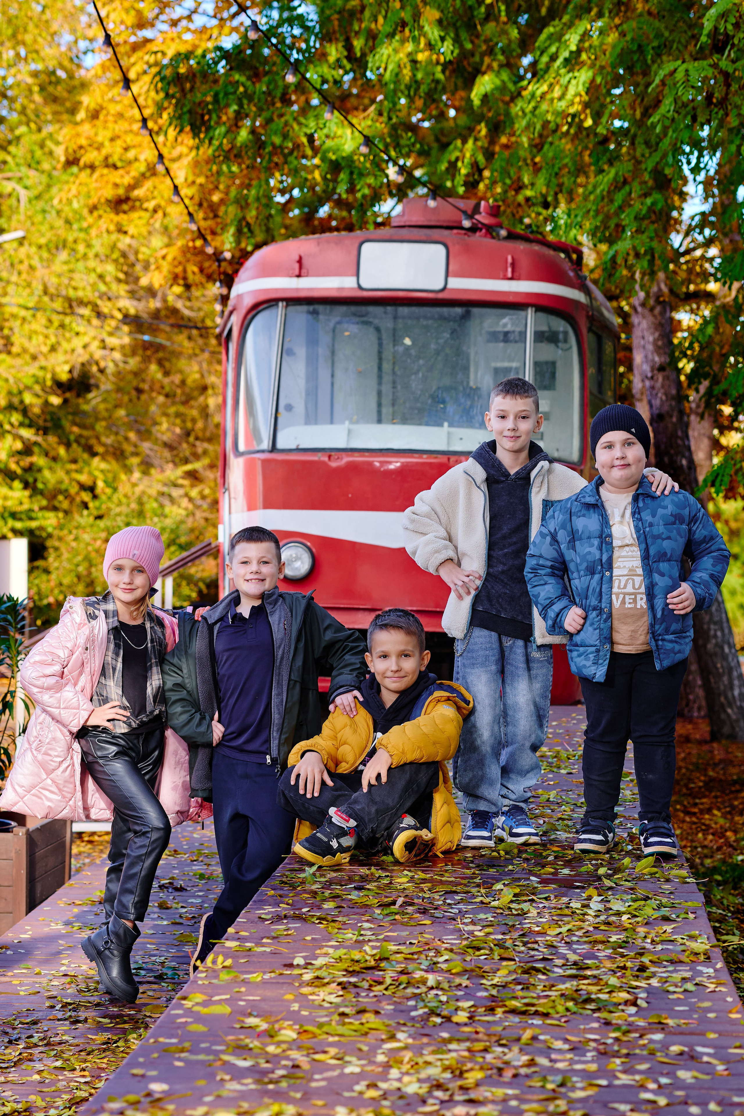 Прогулка в парке классом. Фотограф Выпускные альбомы Таганрог Сергей Коробченко