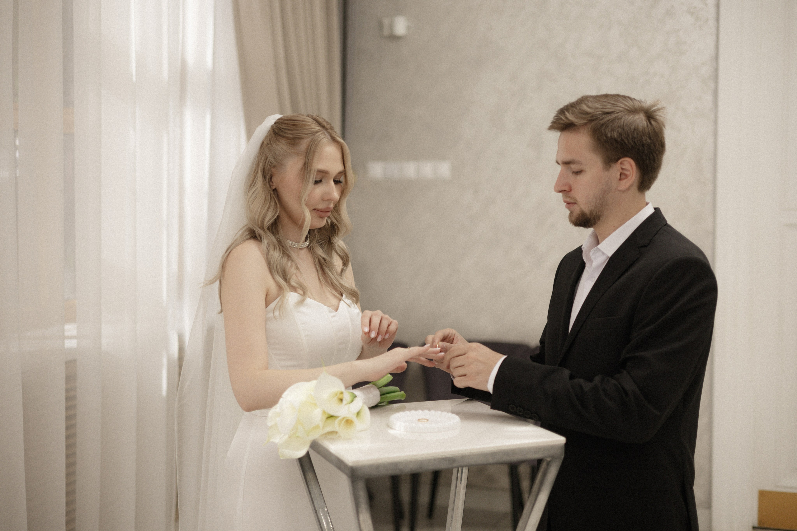 Арина и Дима. Сборы, роспись и прогулка. Свадебный и портретный фотограф в Москве Анастасия Масюк