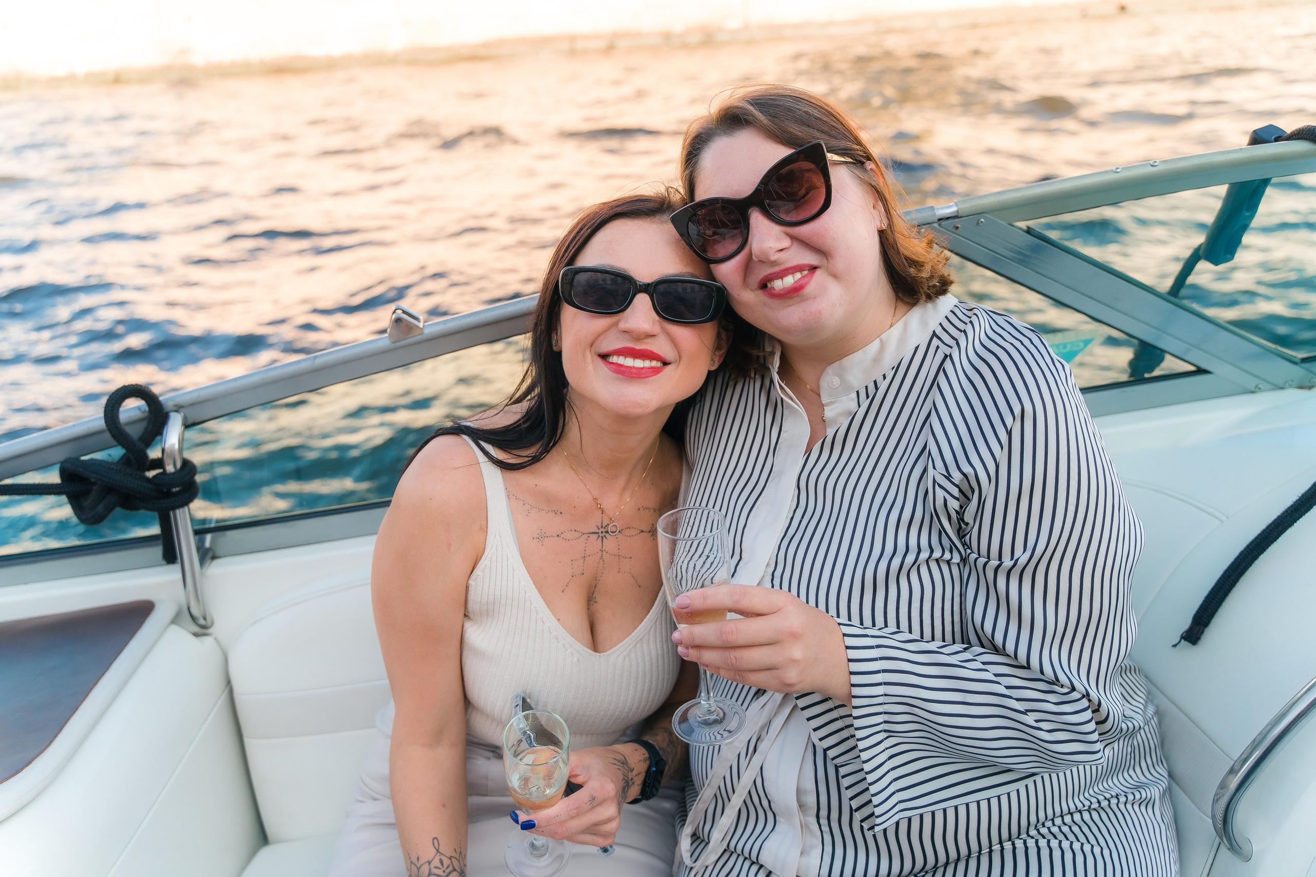 Фотосъемка девичника, встреча девушек, веселые женские портреты