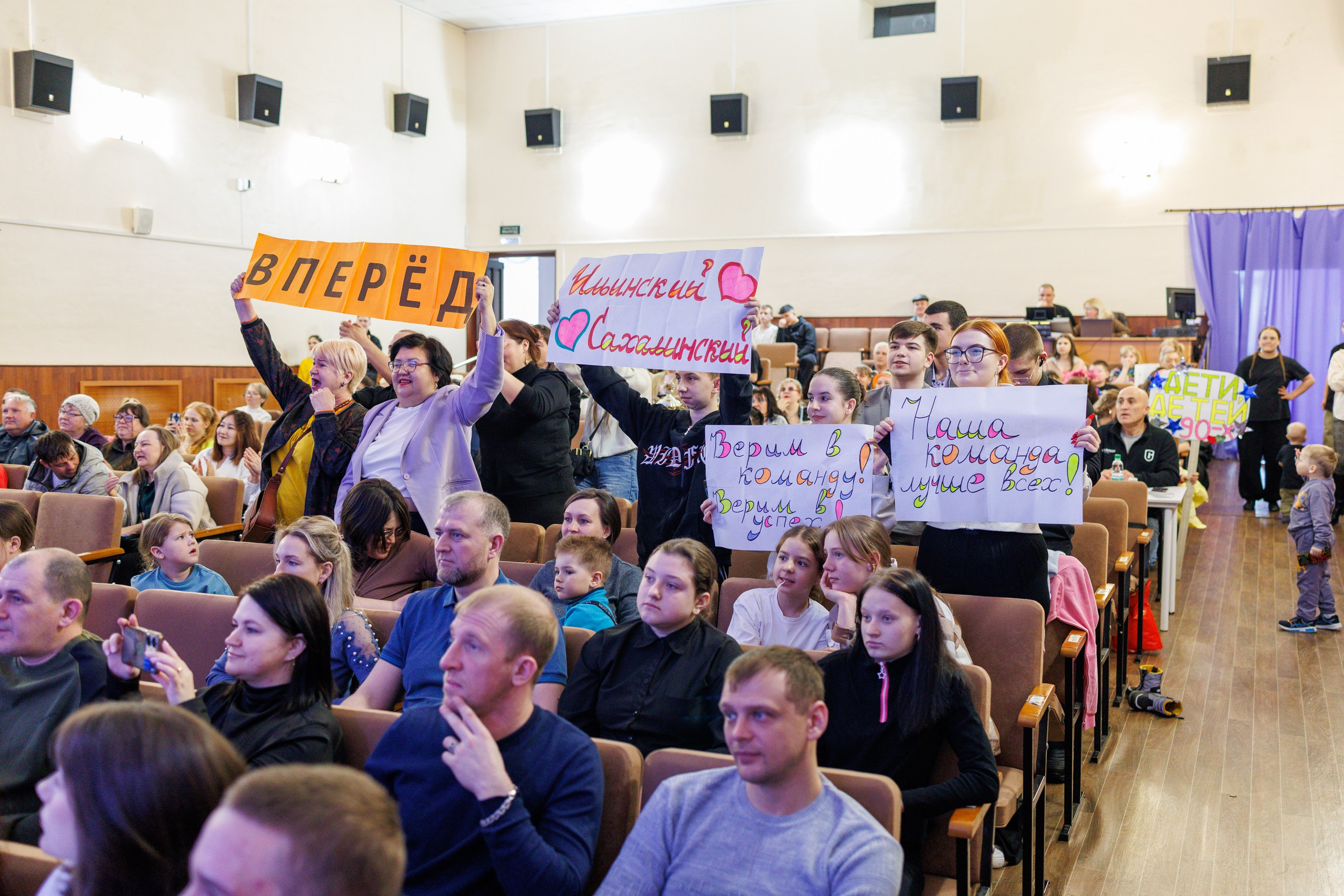 Школьный КВН в Томари. Свадебный, семейный и репортажный фотограф в Южно-Сахалинске Артур Петросян