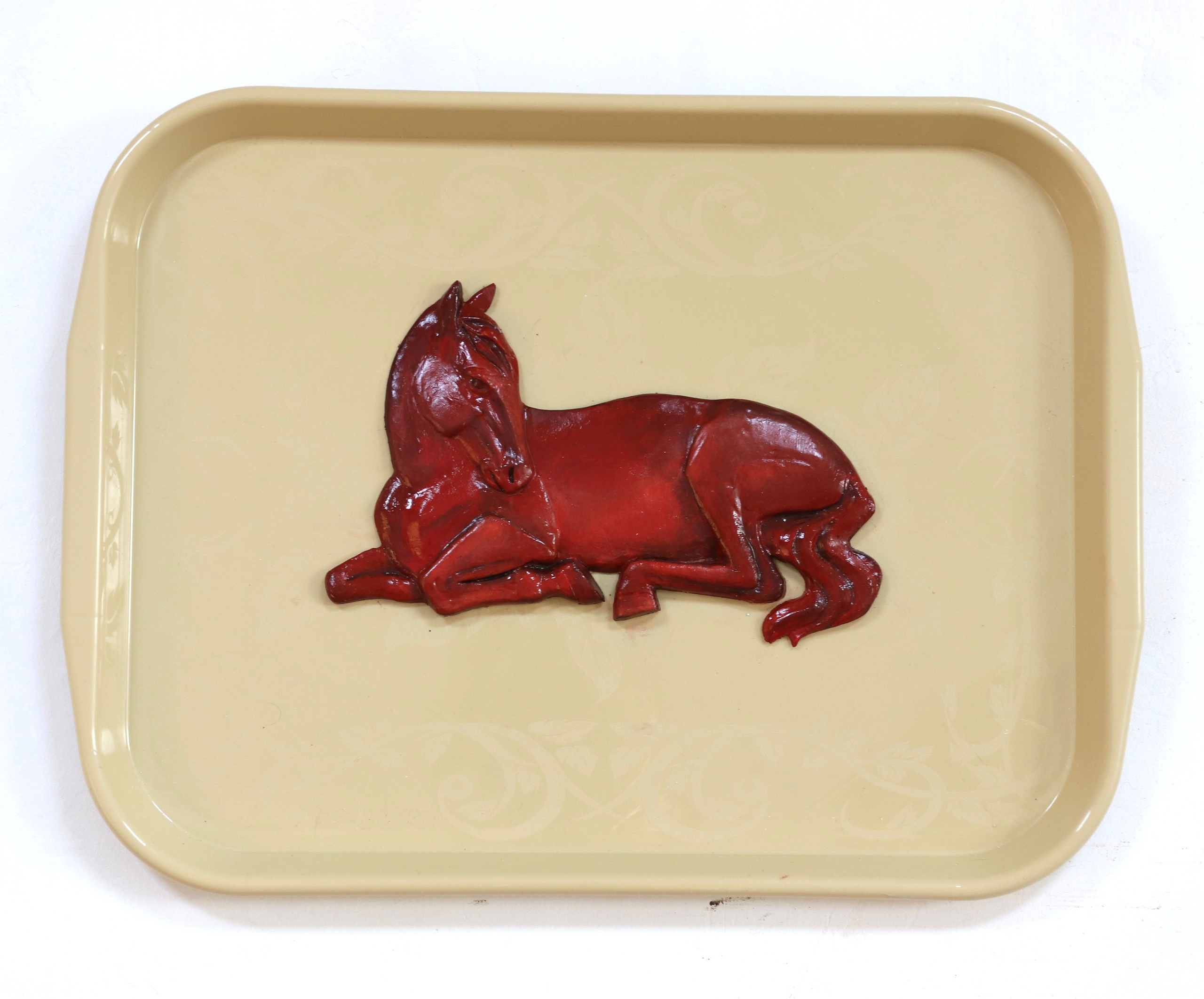 Современное искусство, поднос, рельеф, красный конь, хоббихорсинг