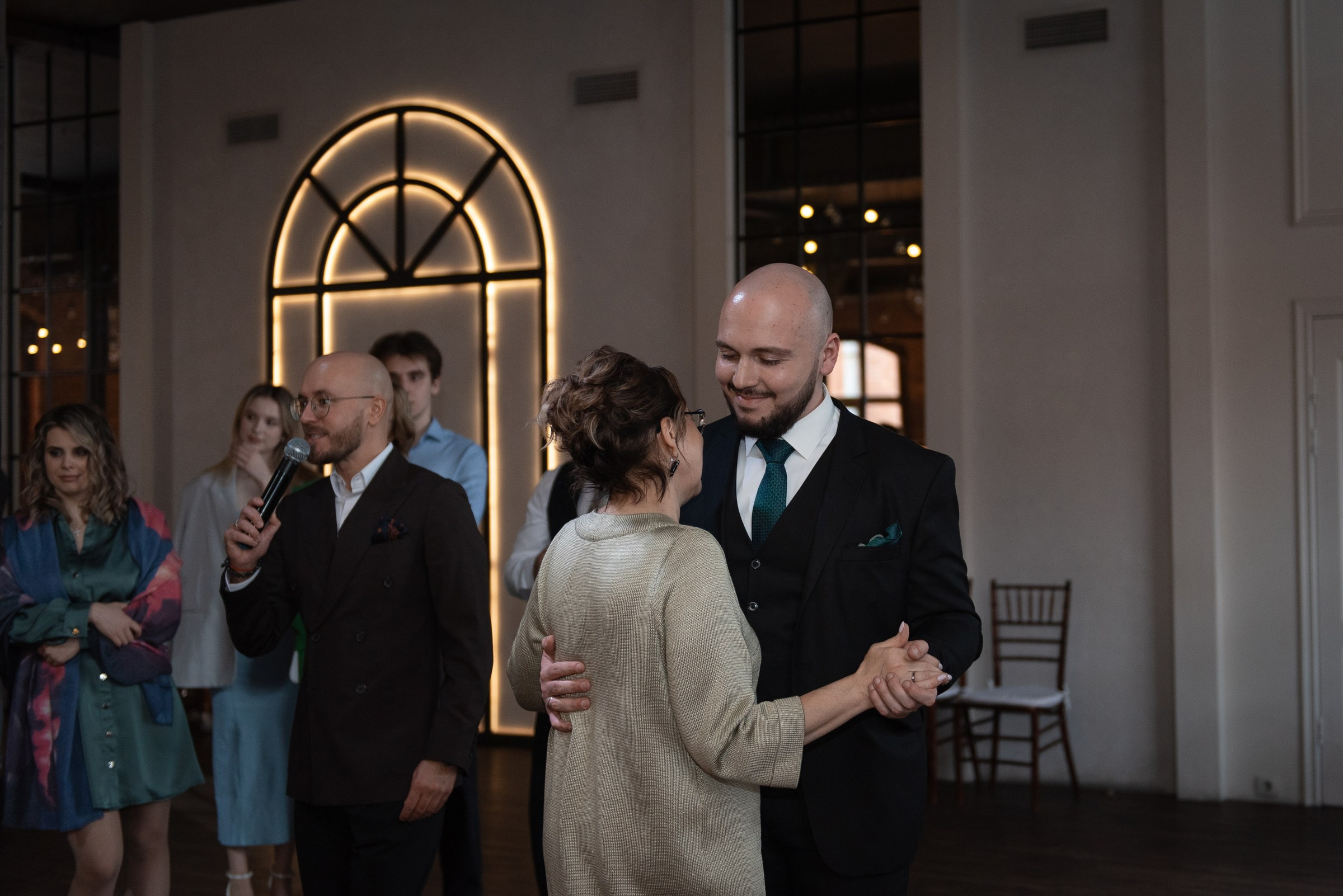 свадебный банкет в весеннем лофте