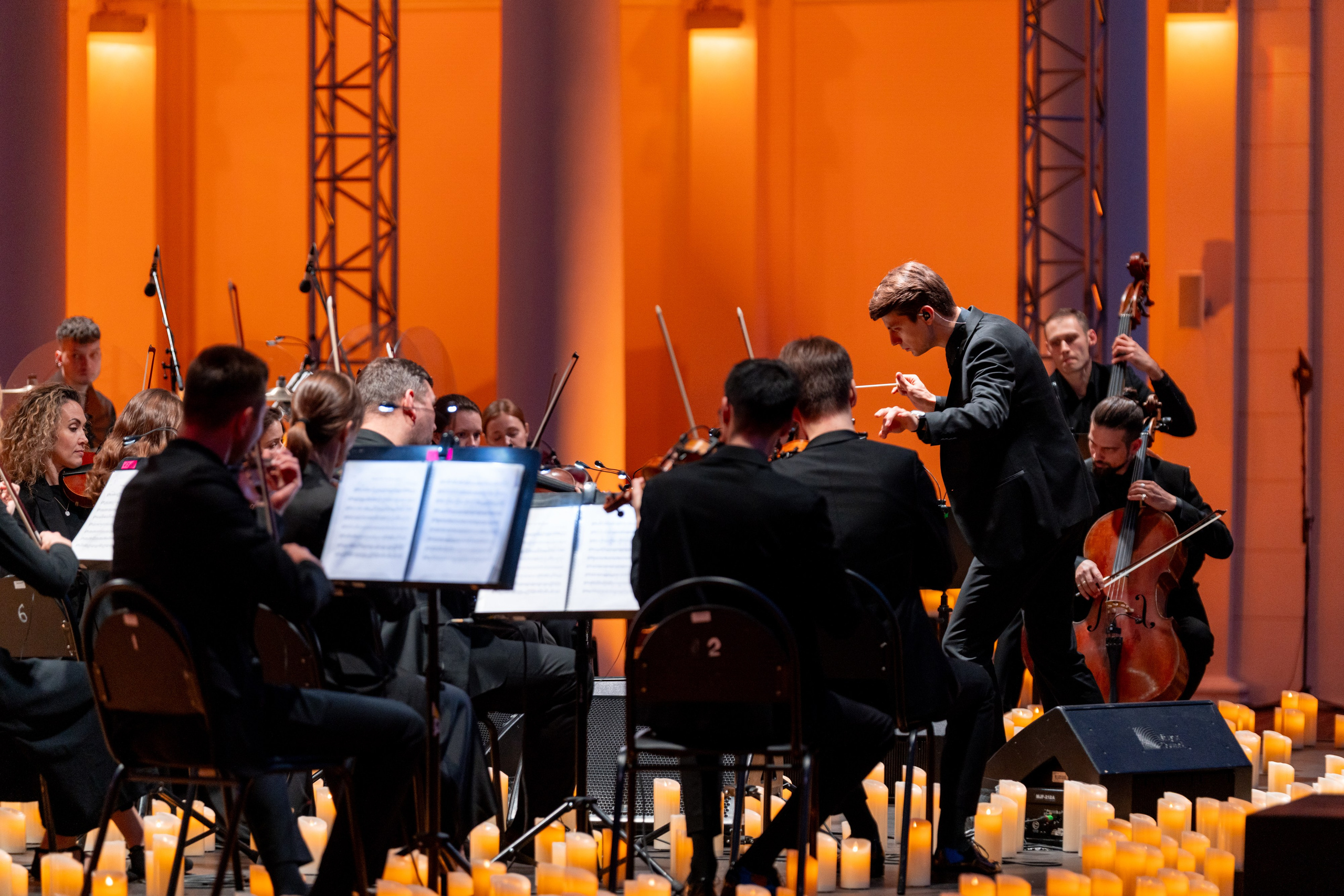 Симфонический оркестр Lumisfera при свечах. Фотограф Никита Комаров