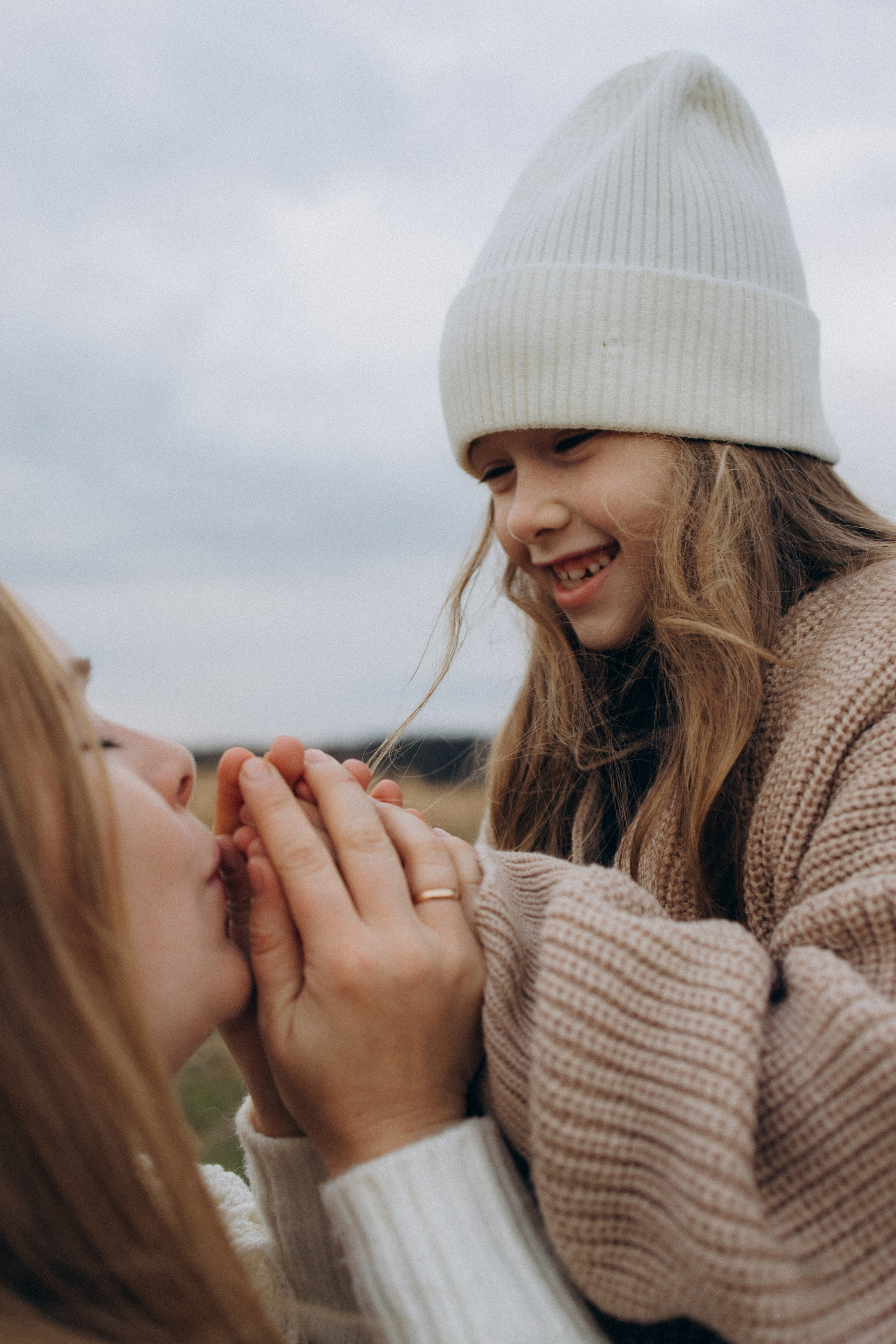 Оля, Ксюша и кукуруза. Фотограф Елена Рябцева