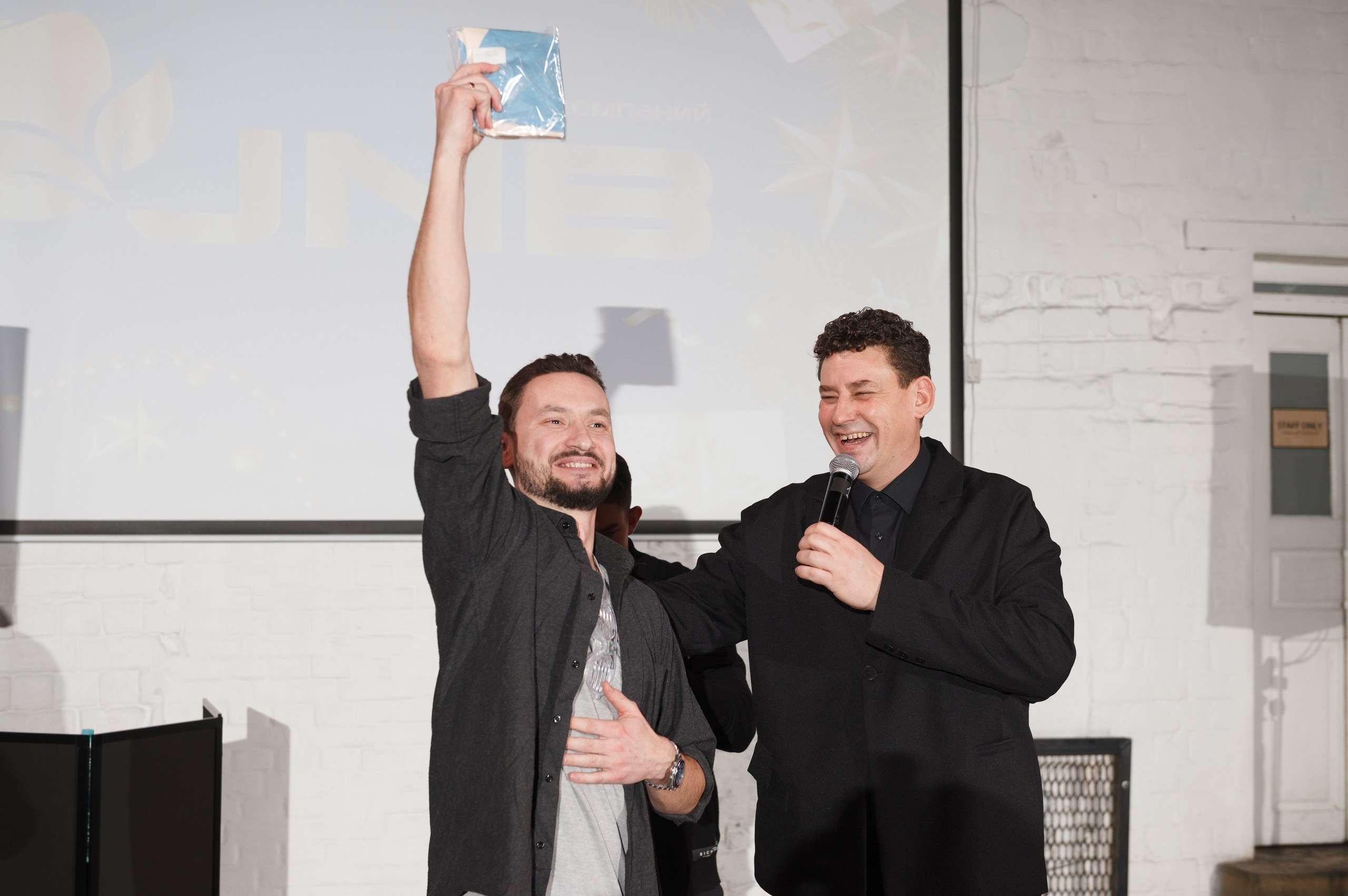 Новогодний корпоратив в стиле Неоновая вечеринка. Праздничное агентство ПИОН