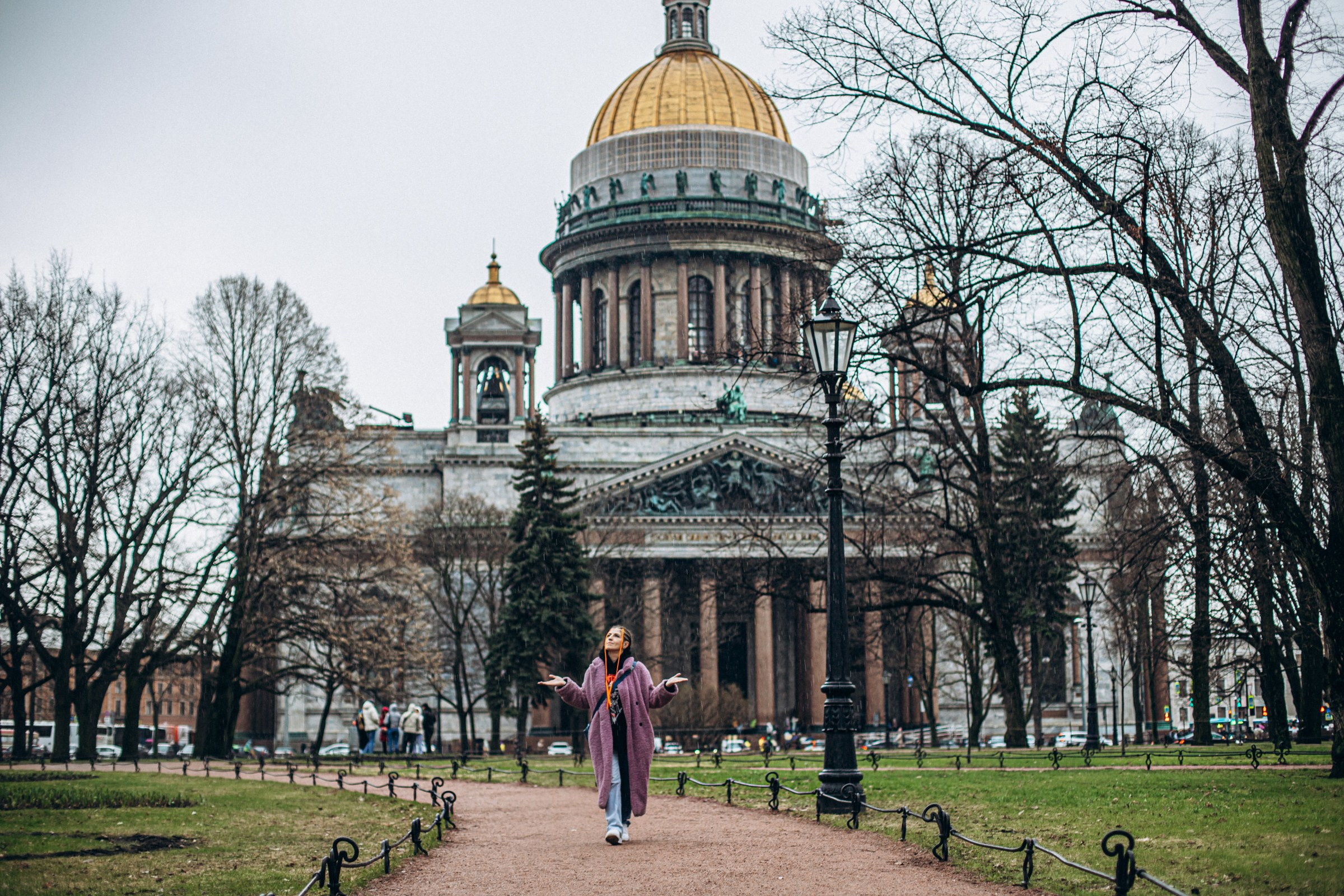 Лиза в апреле. Фотопрогулка в Петербурге. Индивидуальный и семейный фотограф в Санкт-Петербурге