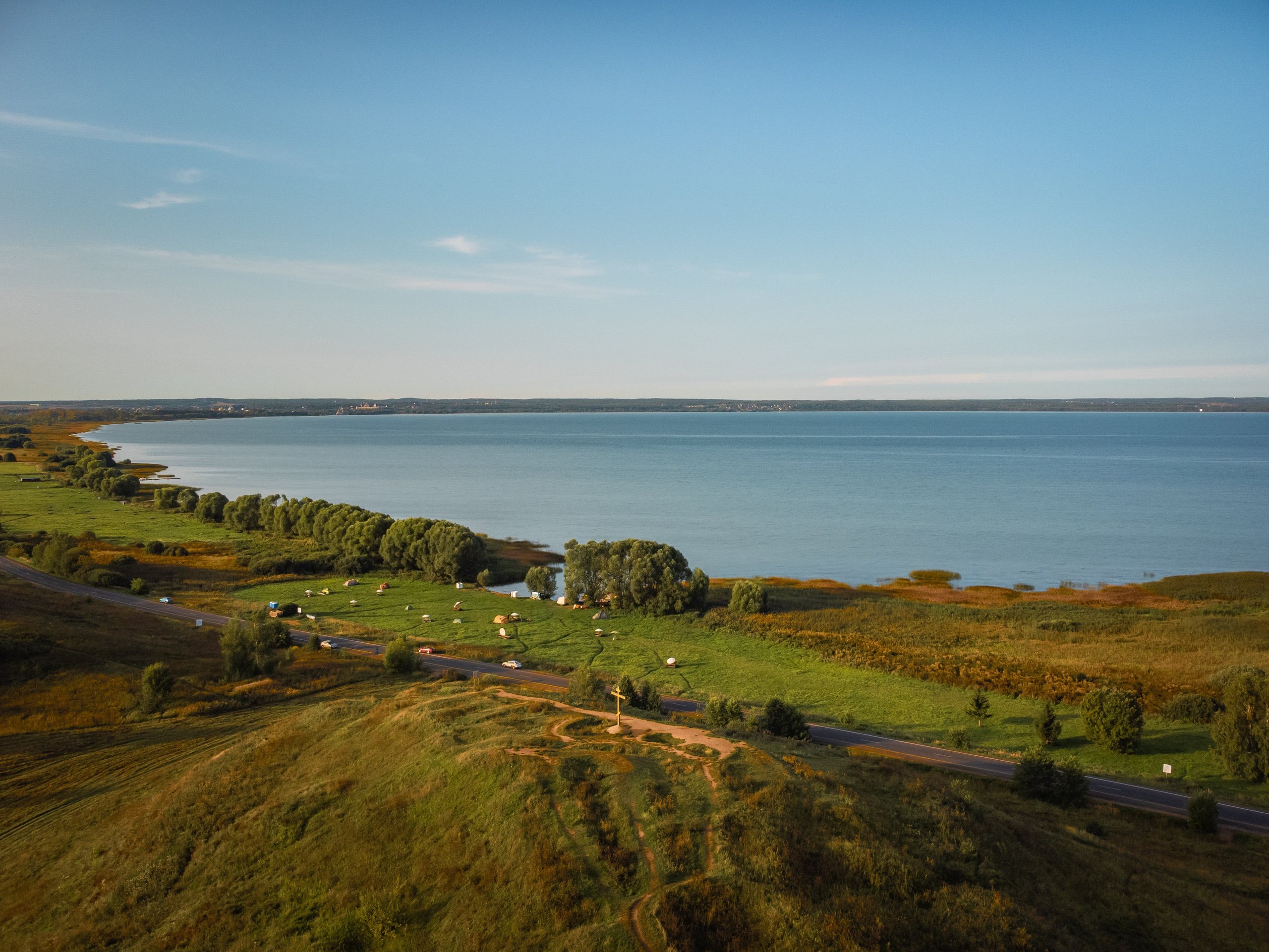 Переславль - Залесский, Загородный клуб "ОЗЕРО", Плещеево озеро, крестова гора, небо, трава, лето, люди с палатками, утро