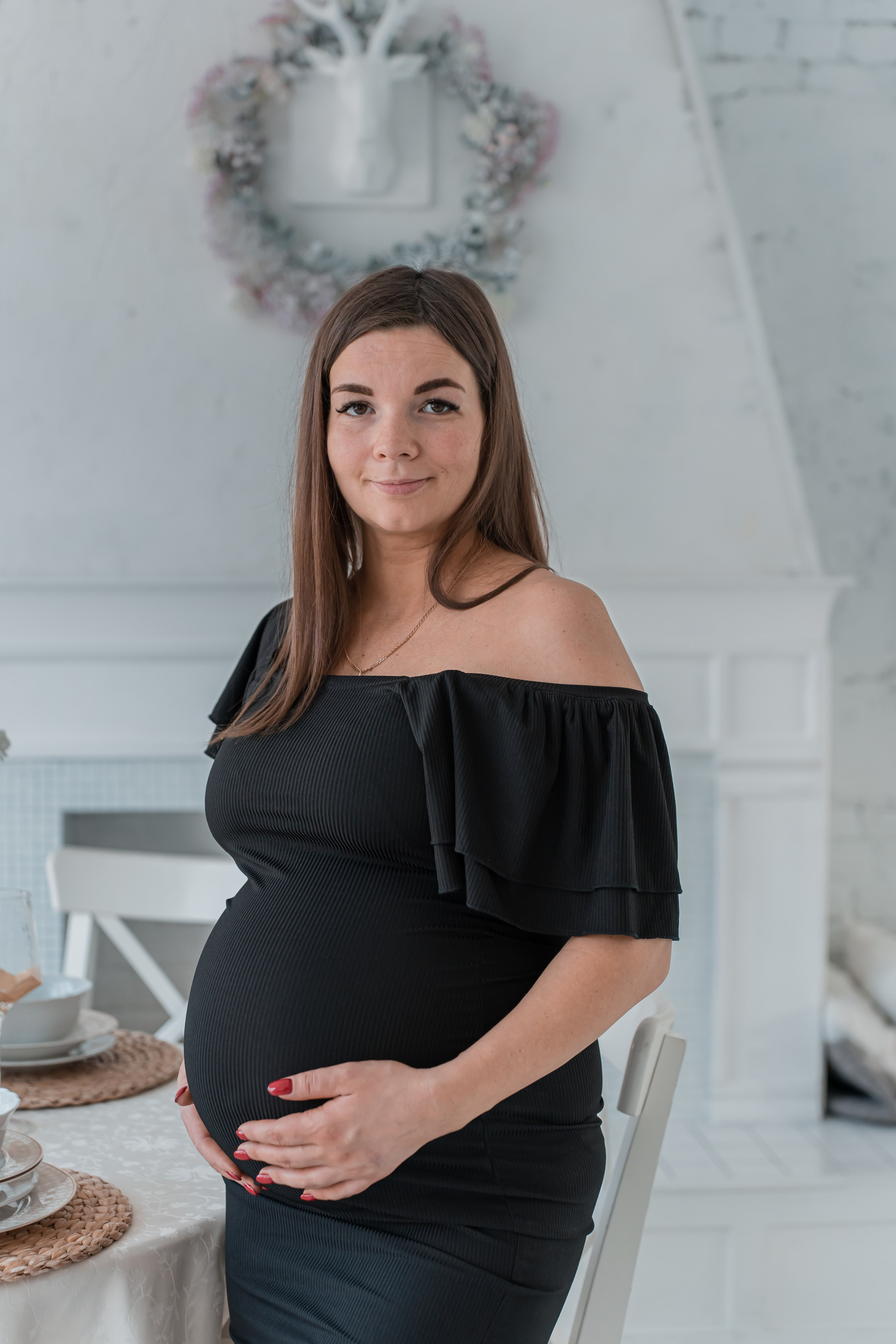 фотосессия беременной женщины в ожидании малыша в студии