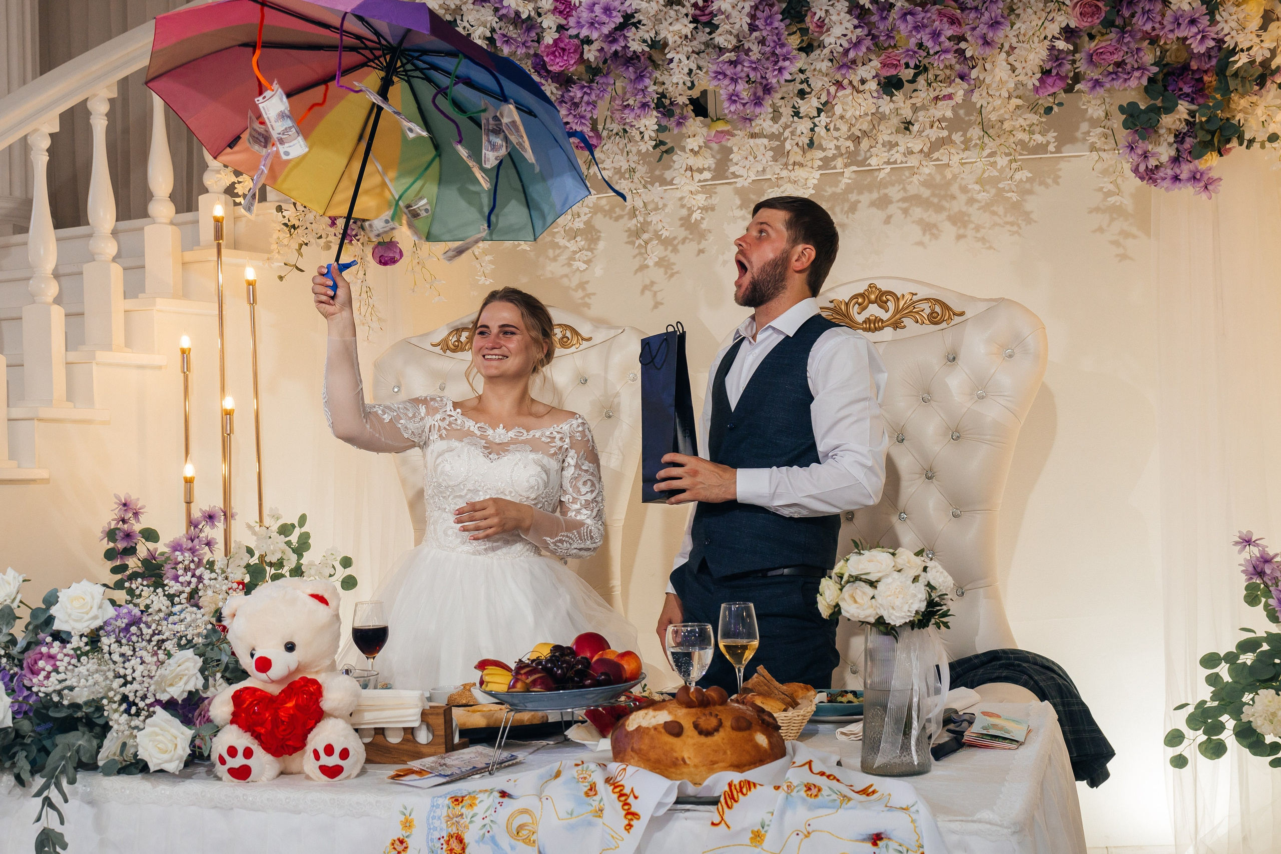 Трогательная выездная церемония в уютном ресторане. Олег Сверчков | Свадебный фотограф Вологда