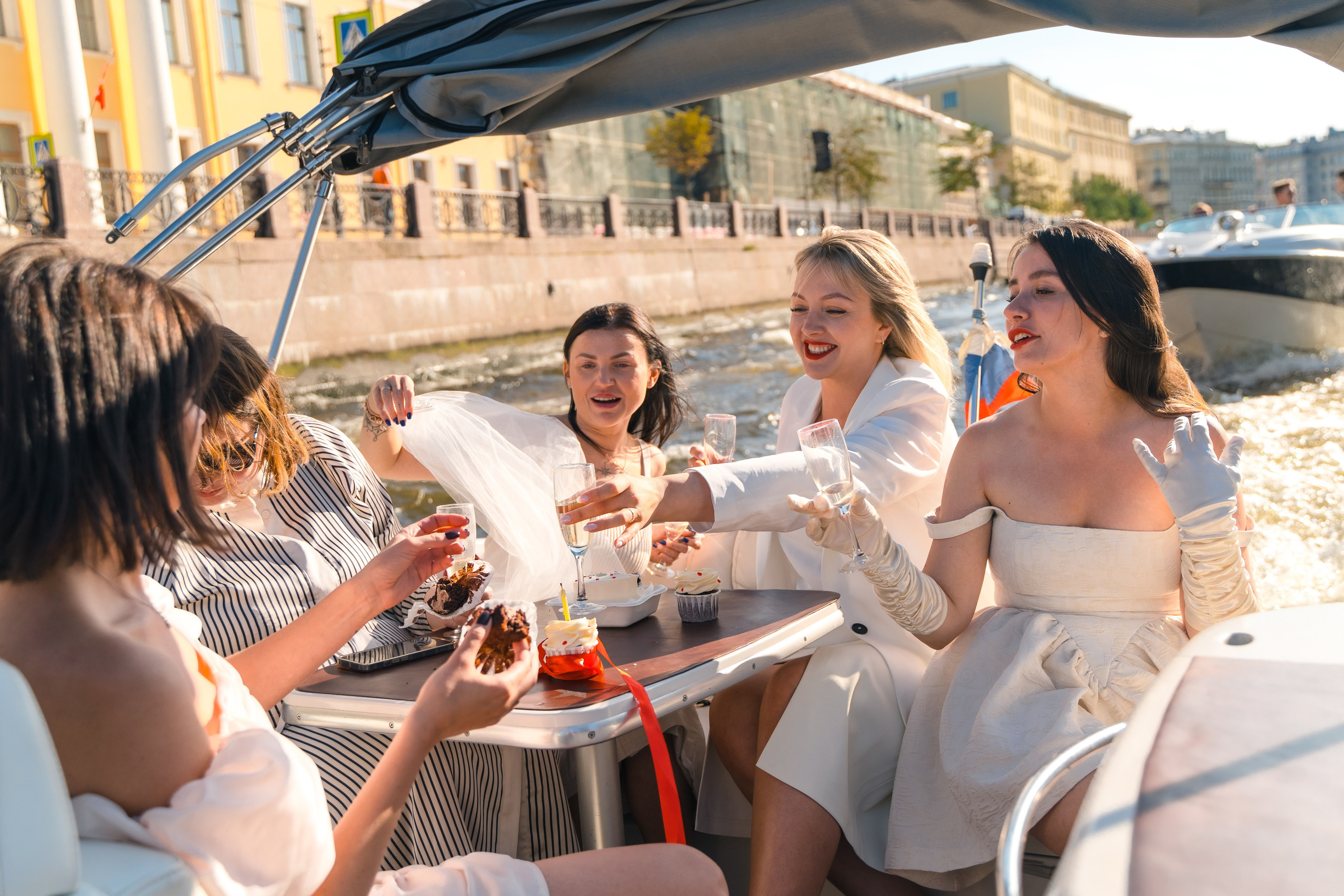 Фотосъемка девичника, встреча девушек, веселые женские портреты