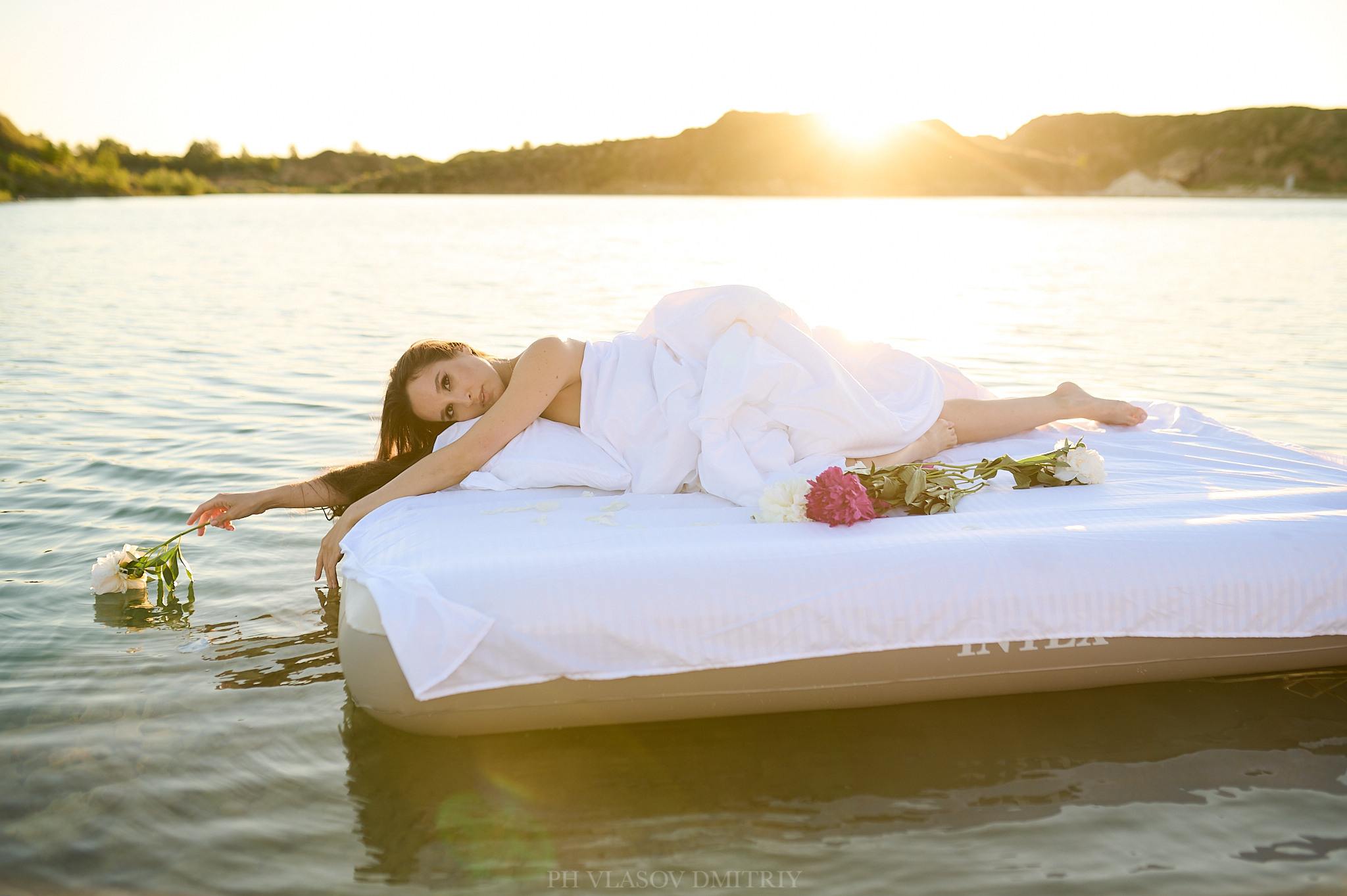 Фотосессия девушки на матрасе на воде. Семейный и свадебный фотограф в Сарове Дмитрий Власов