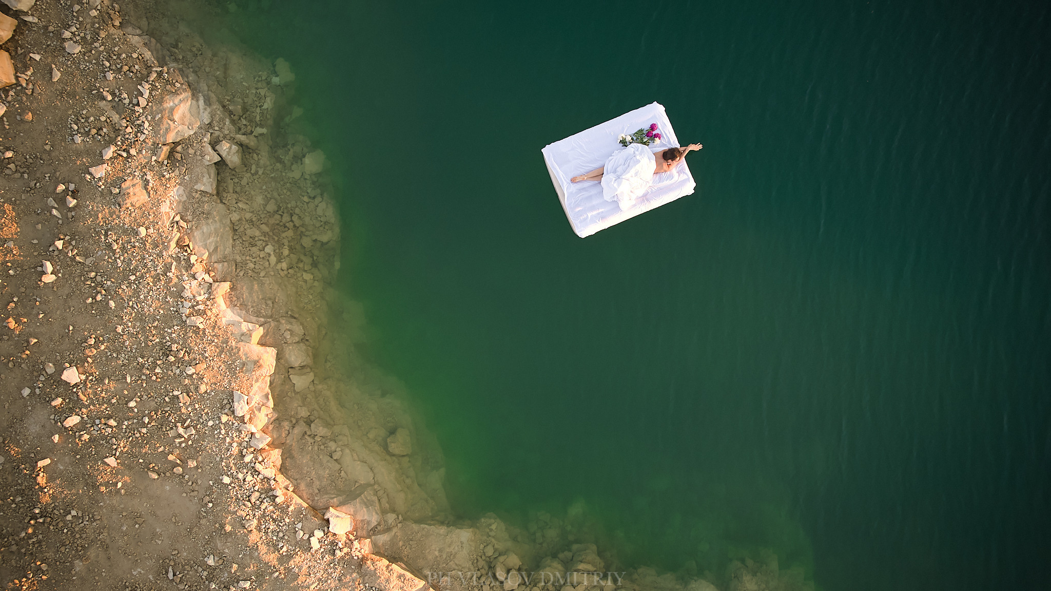 Фотосессия девушки на матрасе на воде. Семейный и свадебный фотограф в Сарове Дмитрий Власов