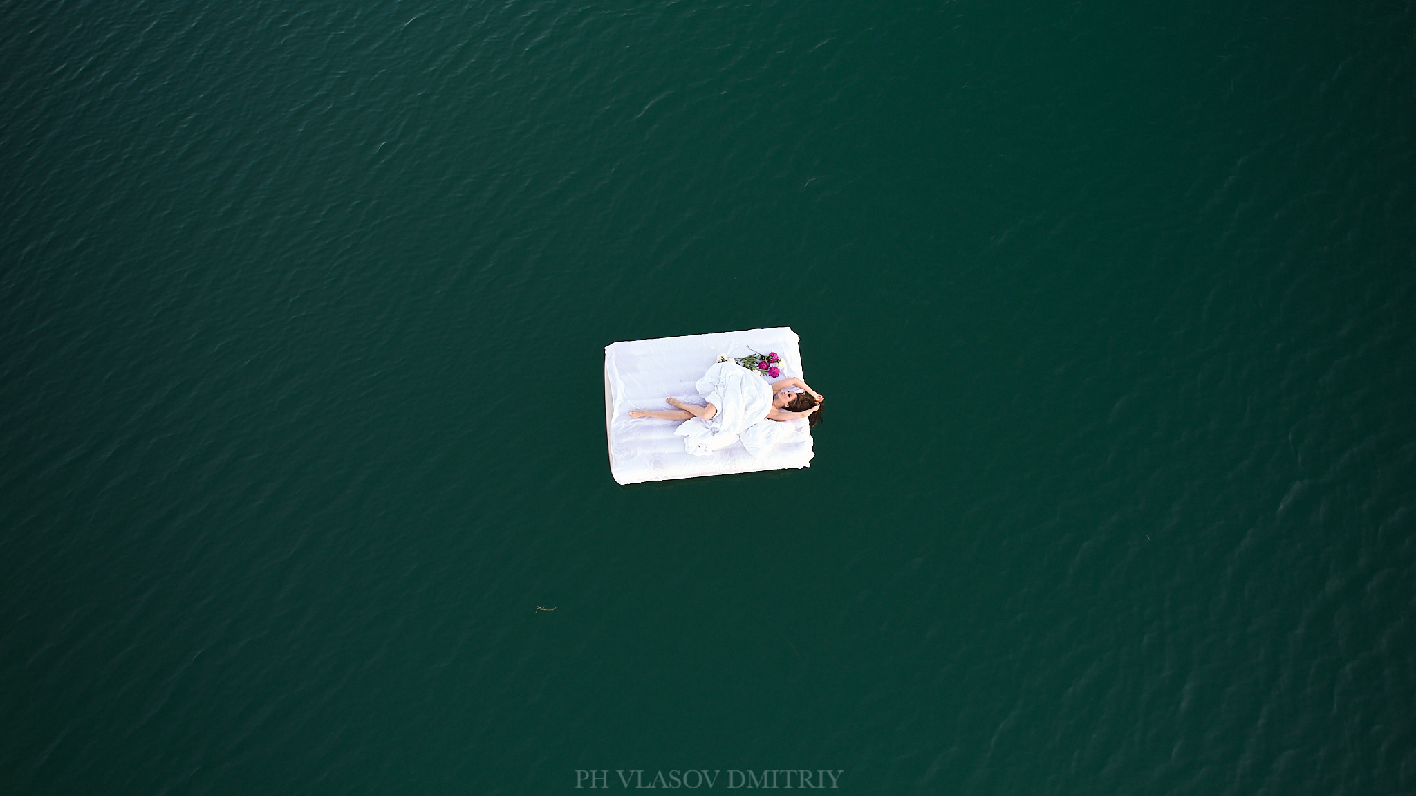 Фотосессия девушки на матрасе на воде. Семейный и свадебный фотограф в Сарове Дмитрий Власов