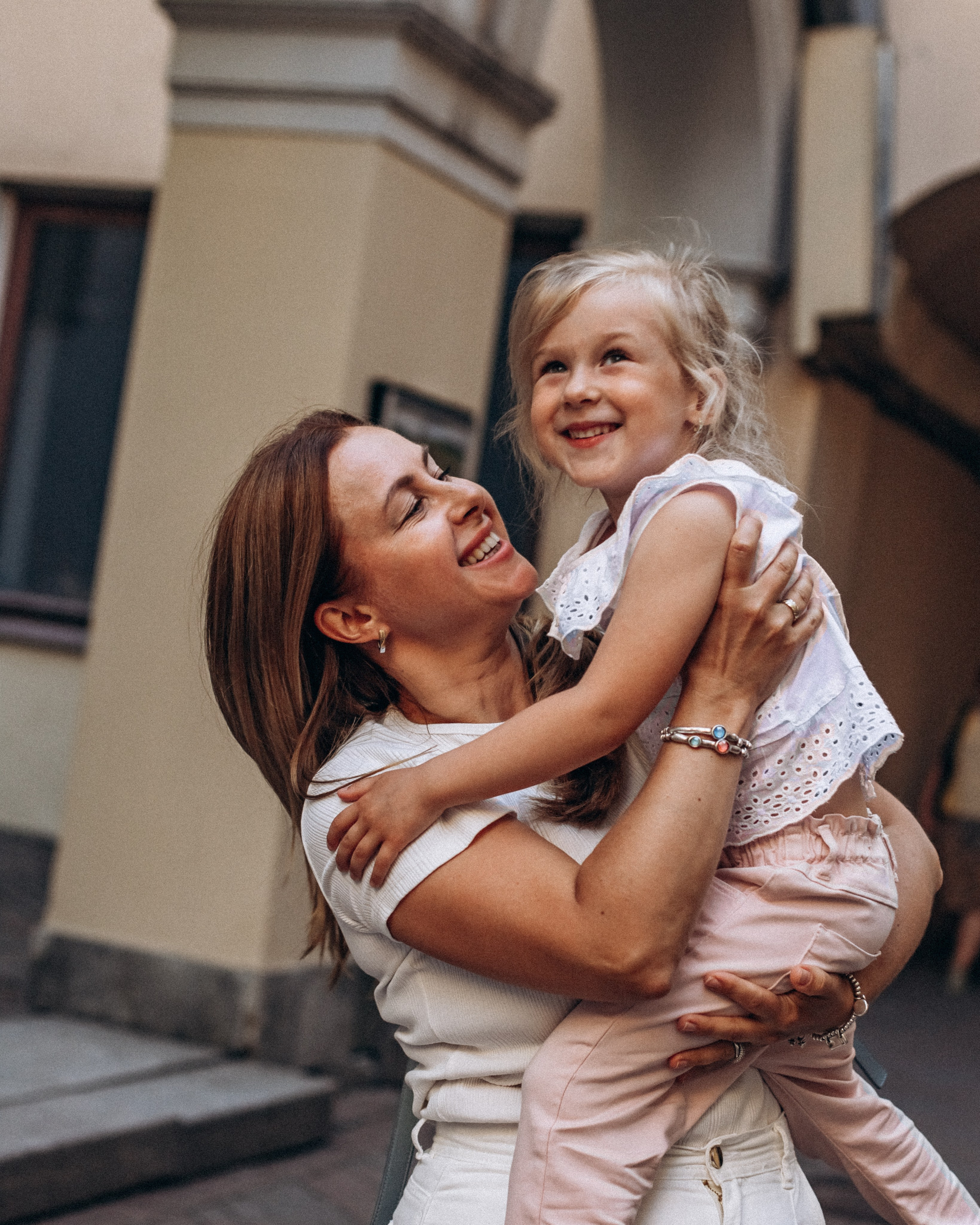 Дарья с семьей в июне. Фотопрогулка в Петербурге. Индивидуальный и семейный фотограф в Санкт-Петербурге