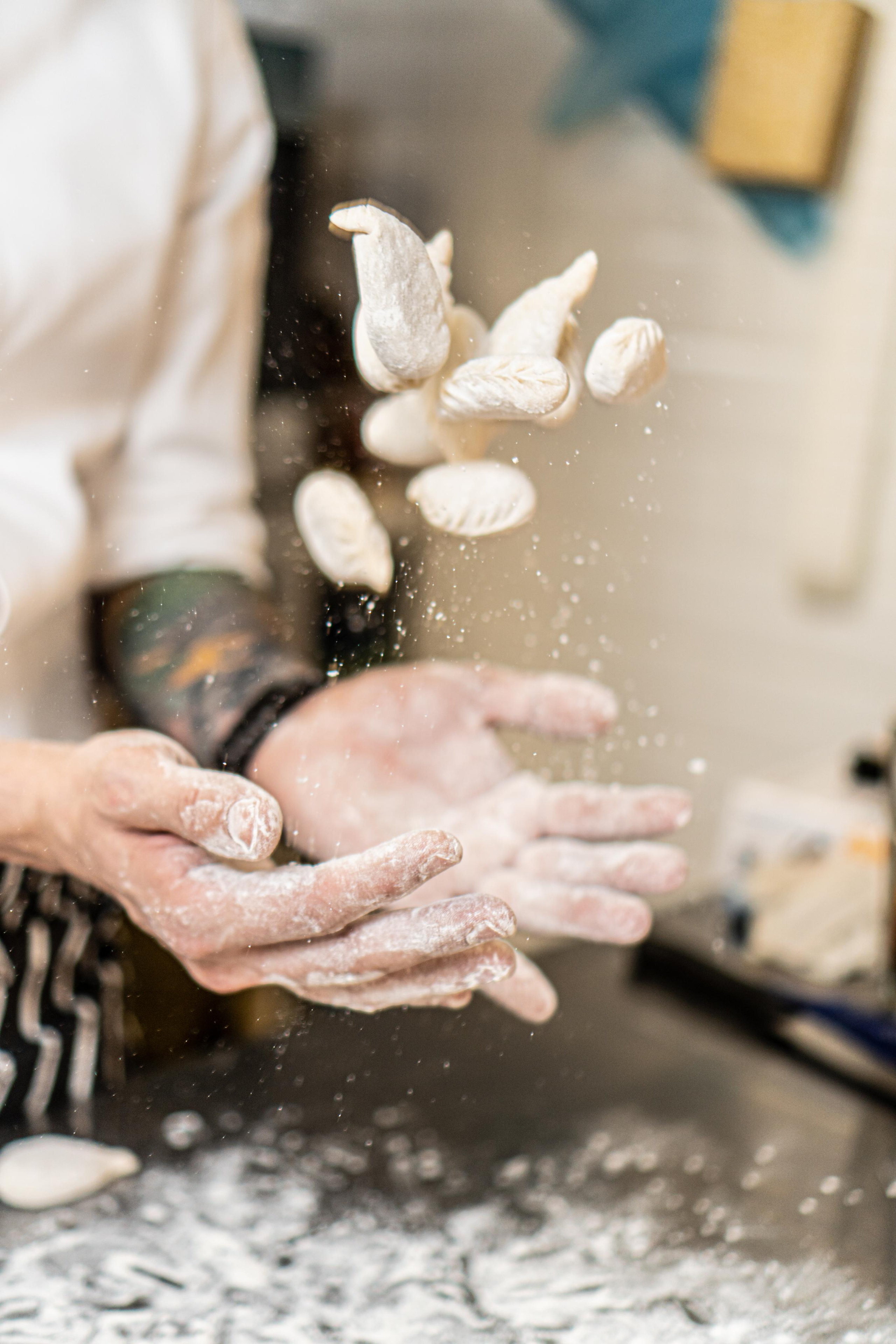 летящие пельмени в воздухе из рук шеф-повара