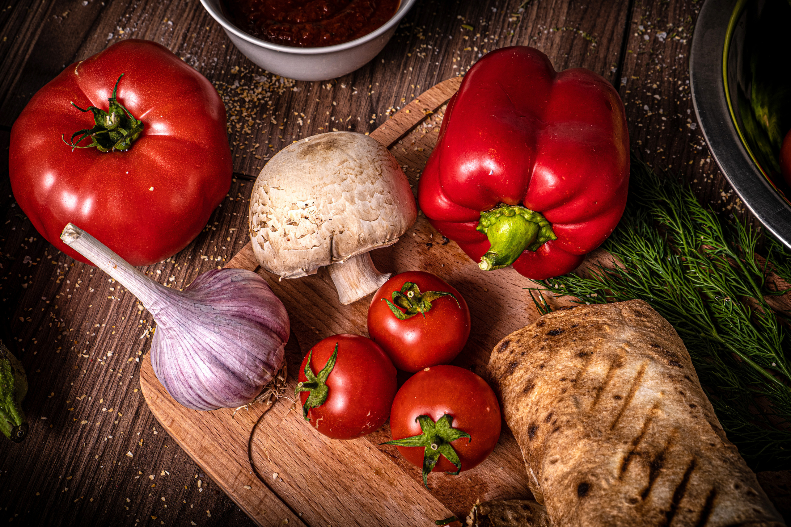 свежие овощи на темном фоне, помидор, чеснок, шампиньон и болгарский перец