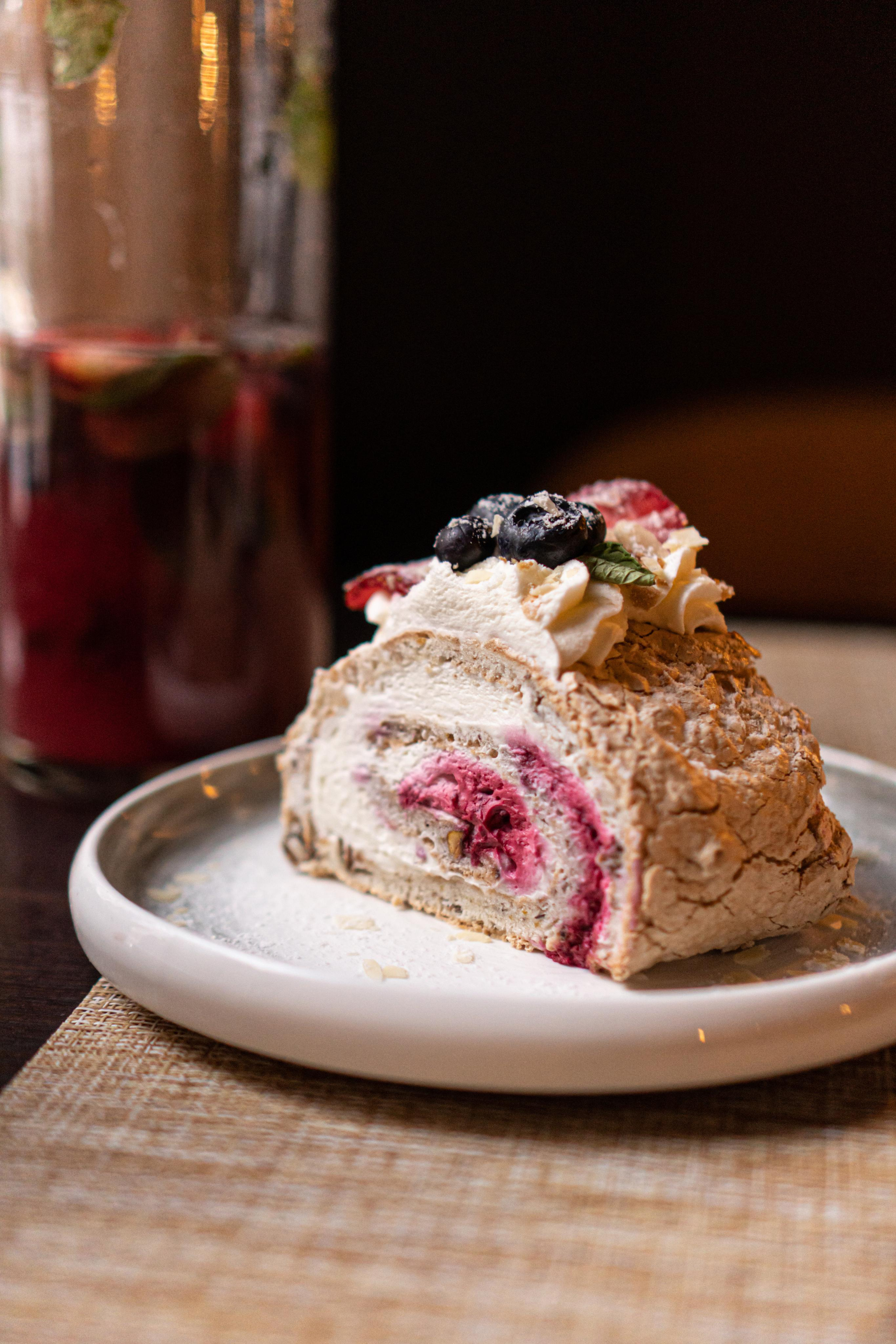 десерт павлова на столике в ресторане