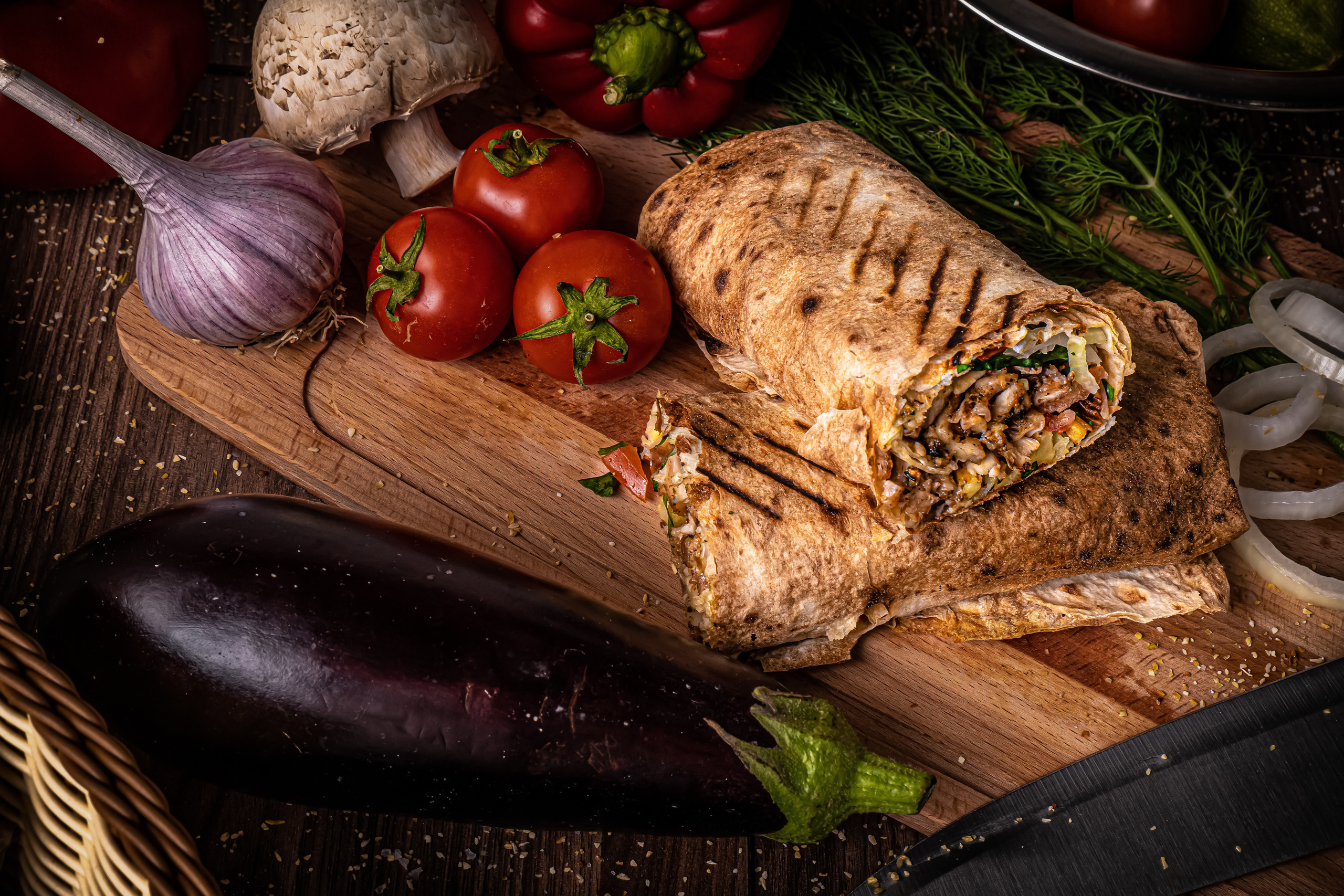 шаурма на темном фоне с овощами