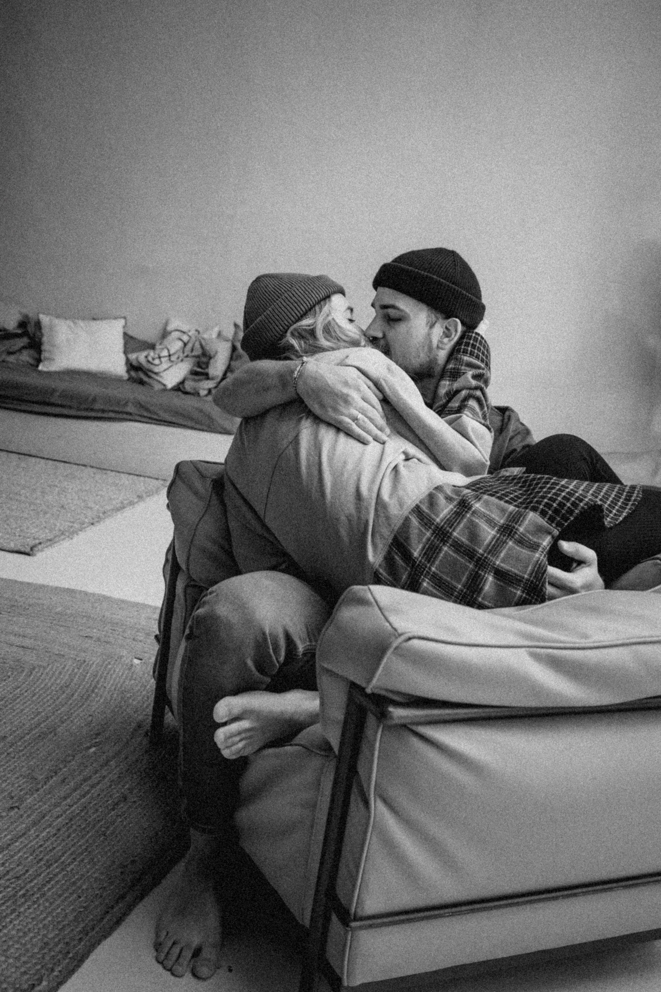 пара на диване