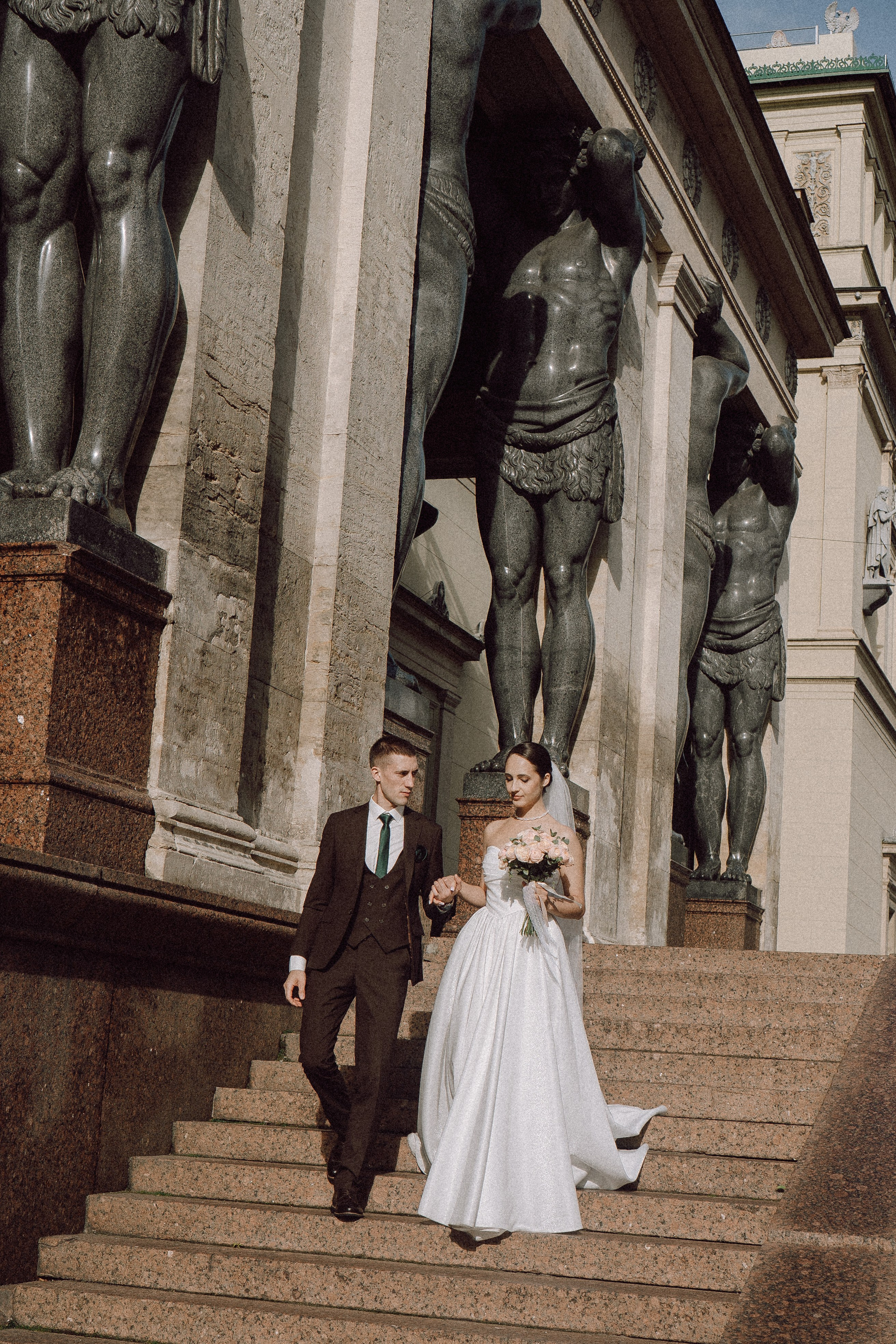 СВАДЕБНАЯ ПРОГУЛКА В САНТК-ПЕТЕРБУРГЕ (ИСАКИЕВСКИЙ СОБОР, ЗИМНЯЯ КАНАВКА, ЭРМИТАЖ И БОЛЬШАЯ МОРСКАЯ УЛИЦА). Профессиональный фотограф, Санкт-Петербург — Виктория Богомолова