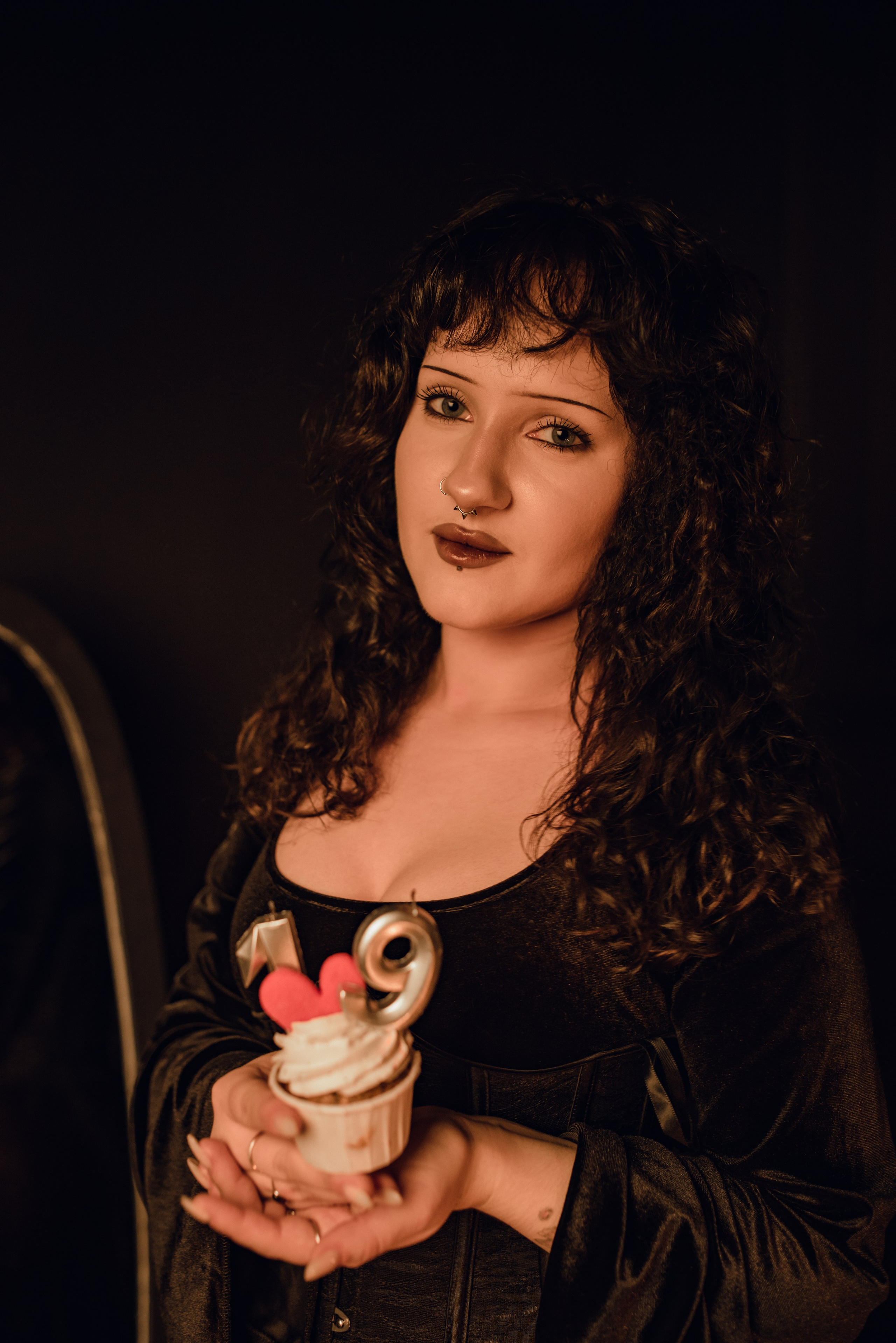 Девушка с капкейком в руках, фото к дню рождения