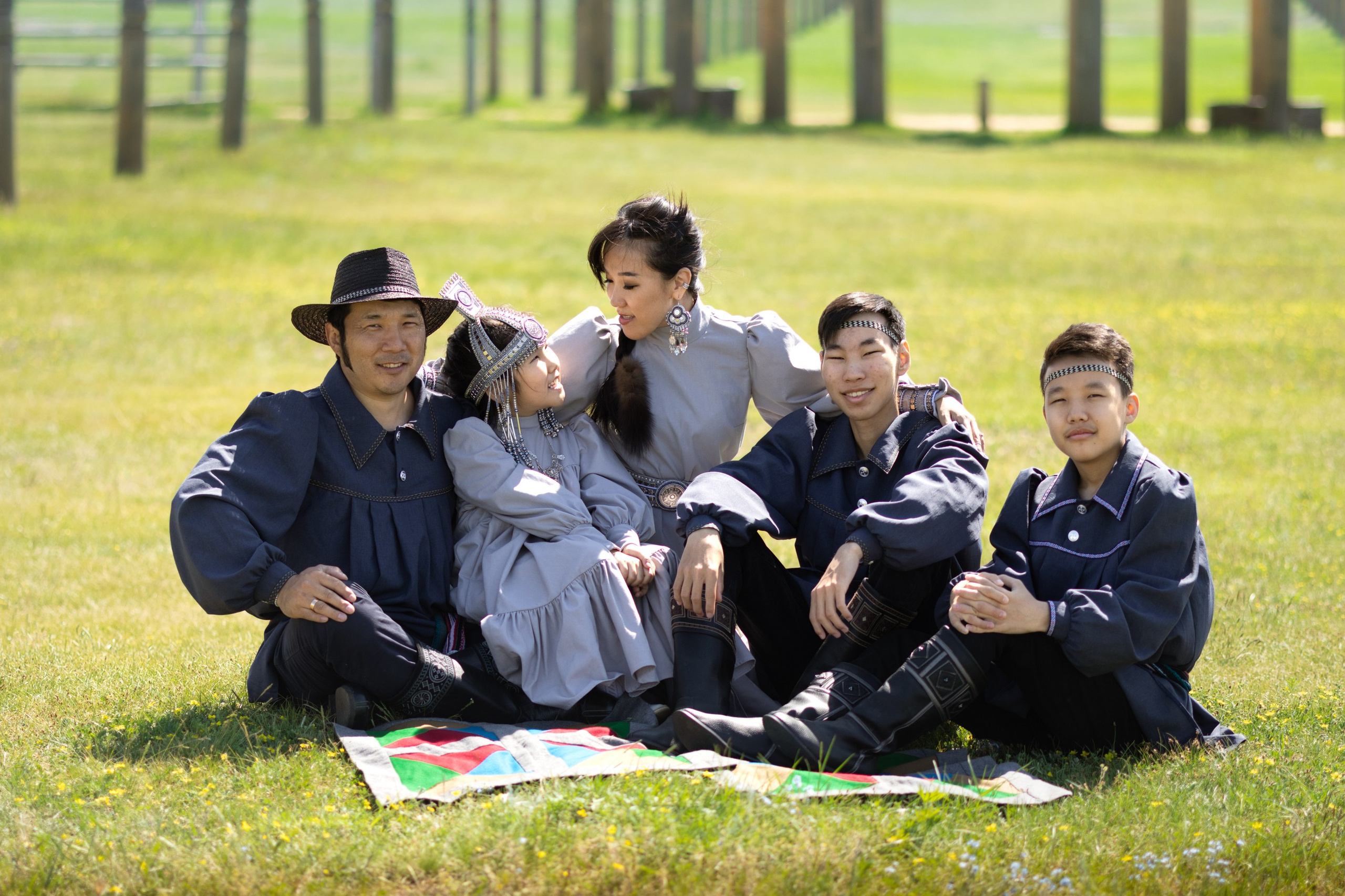 Семья в традиционных якутских нарядах. Фотограф Якутск Зоя Николаева