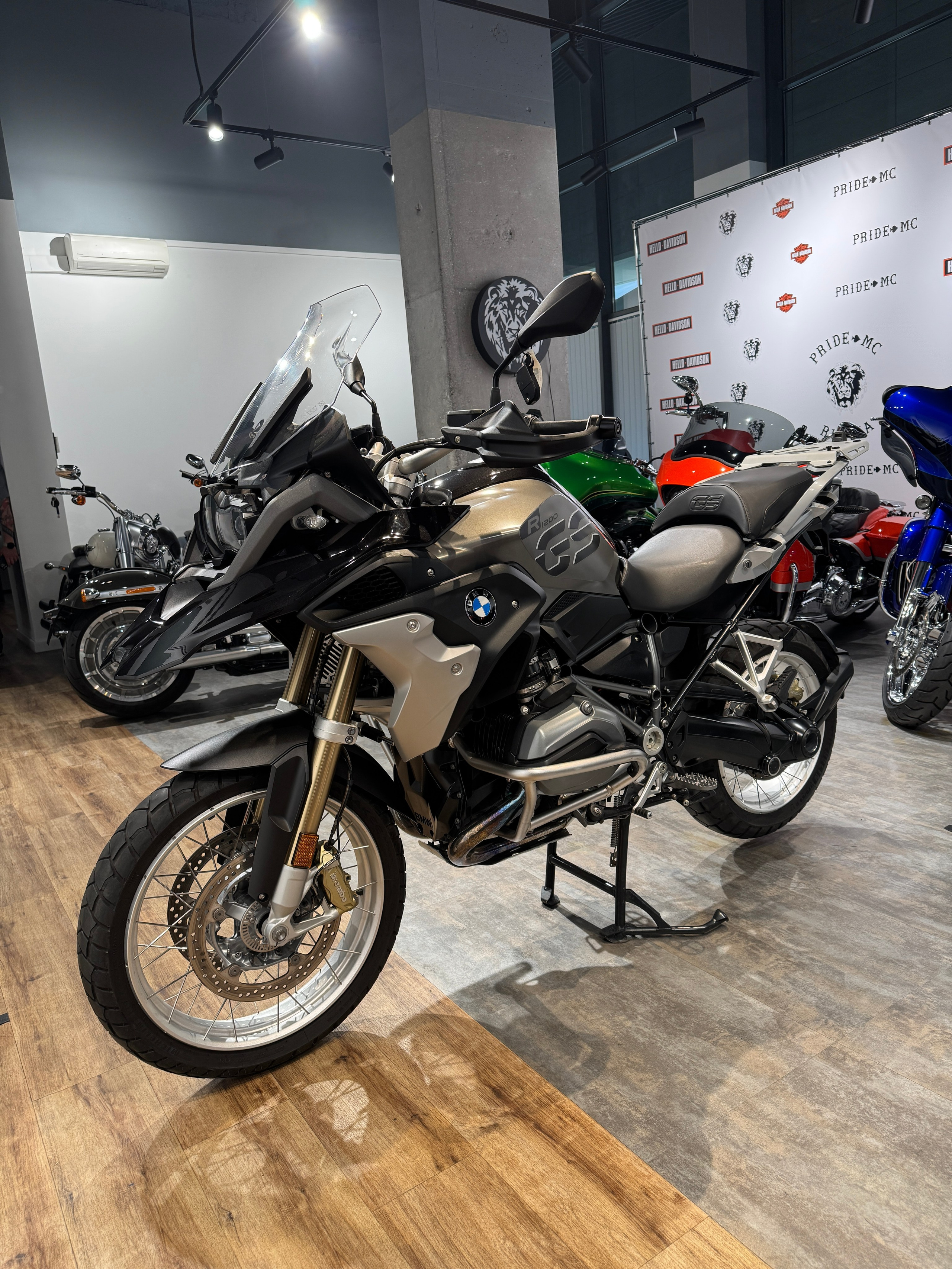 2015 BMW R1200GS Black/Agate Grey — подробнее на сайте. Hello Davidson, Москва. Только хорошие мотоциклы…