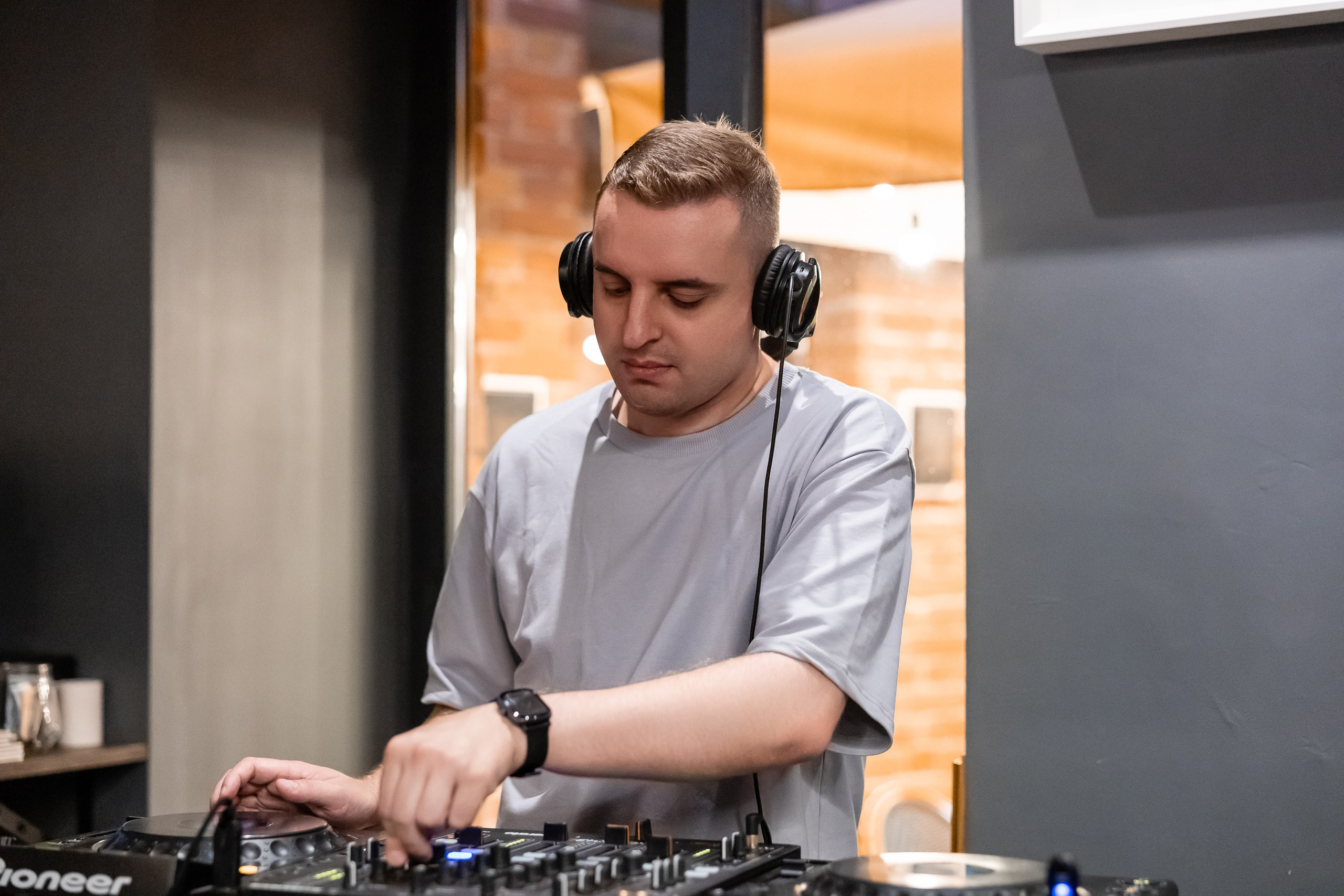 Выставка работ Дениса Шевчука в ресторане Attolini. Фотограф в Санкт-Петербурге — Сергей Петров