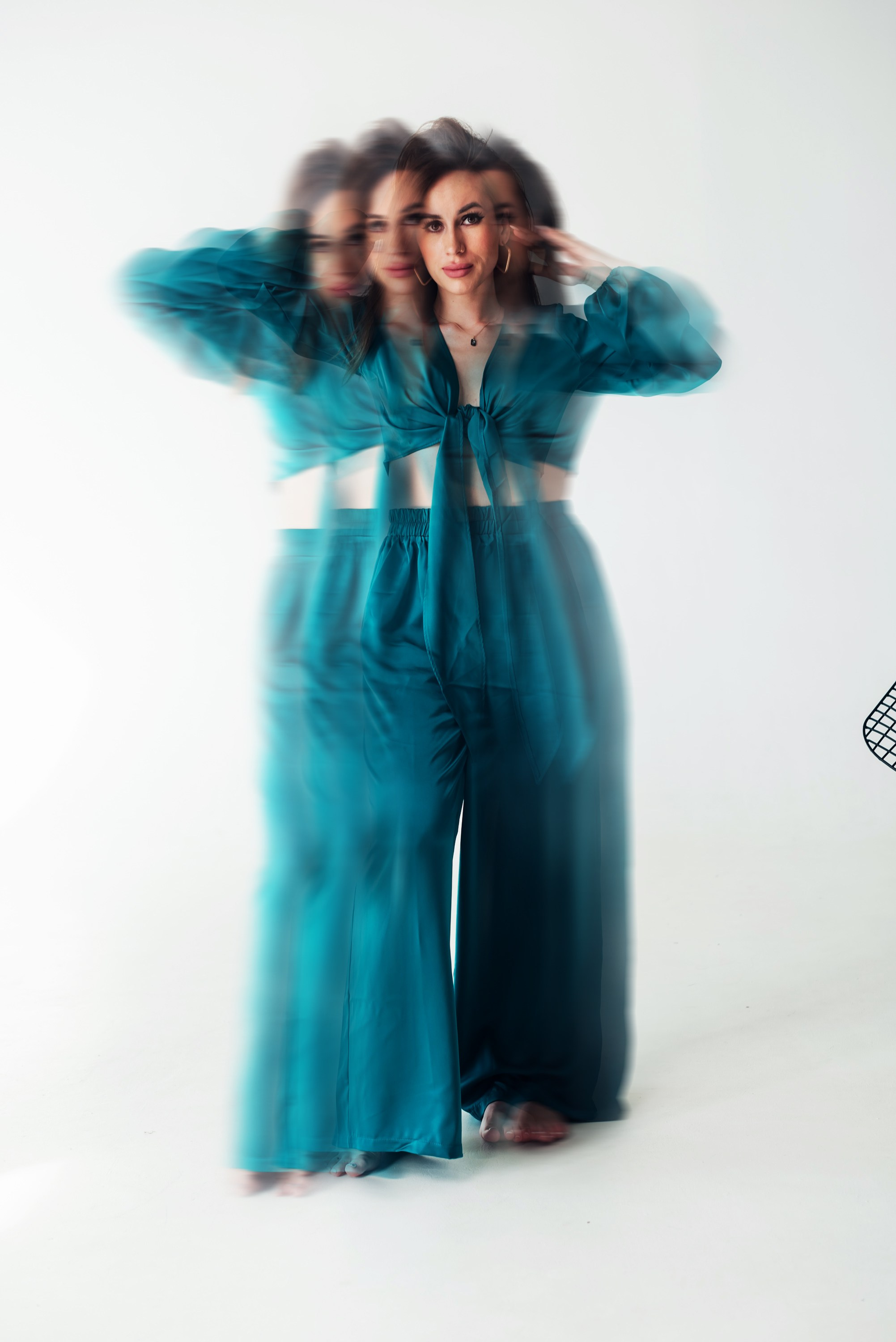 Девушка в изумрудном костюме пижамного стиля.