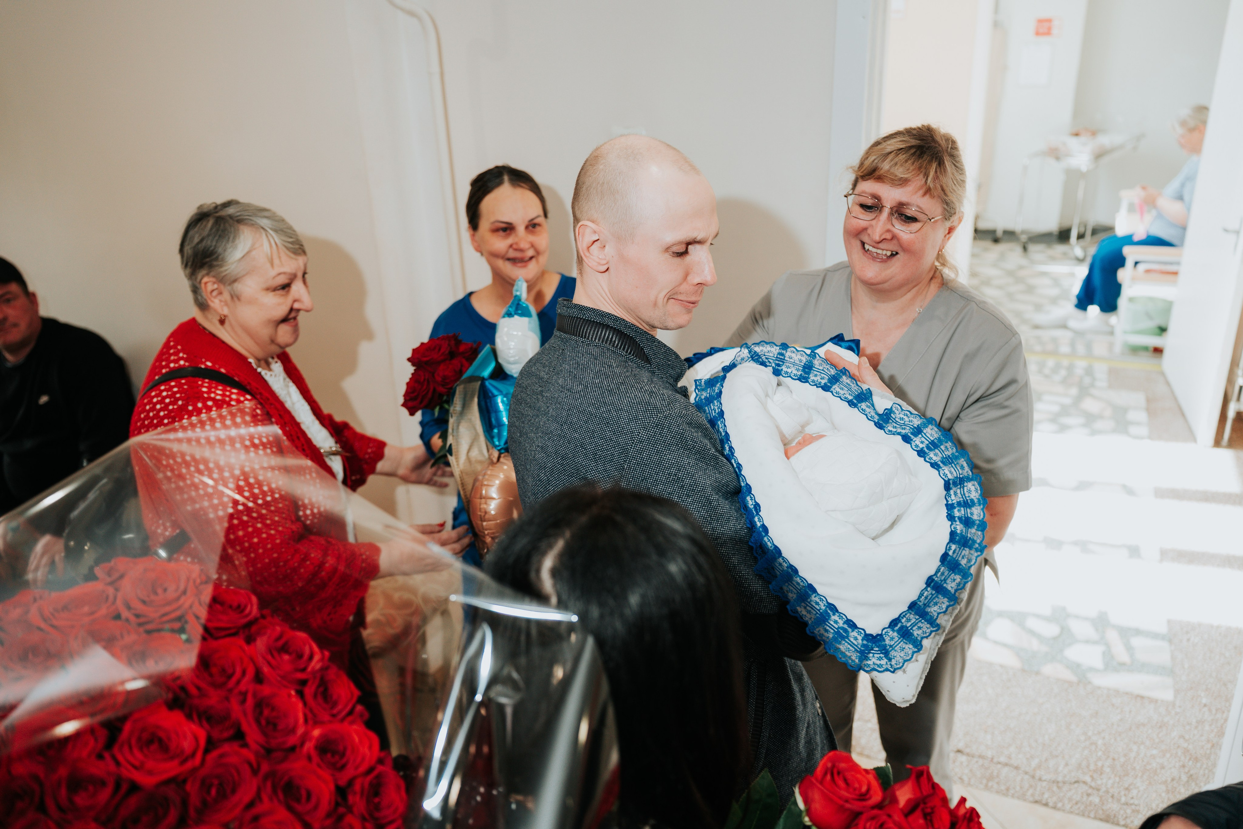 Выписка из роддома: Вадим, Анастасия и сын Руслан. Репортажный фотограф Красноярск