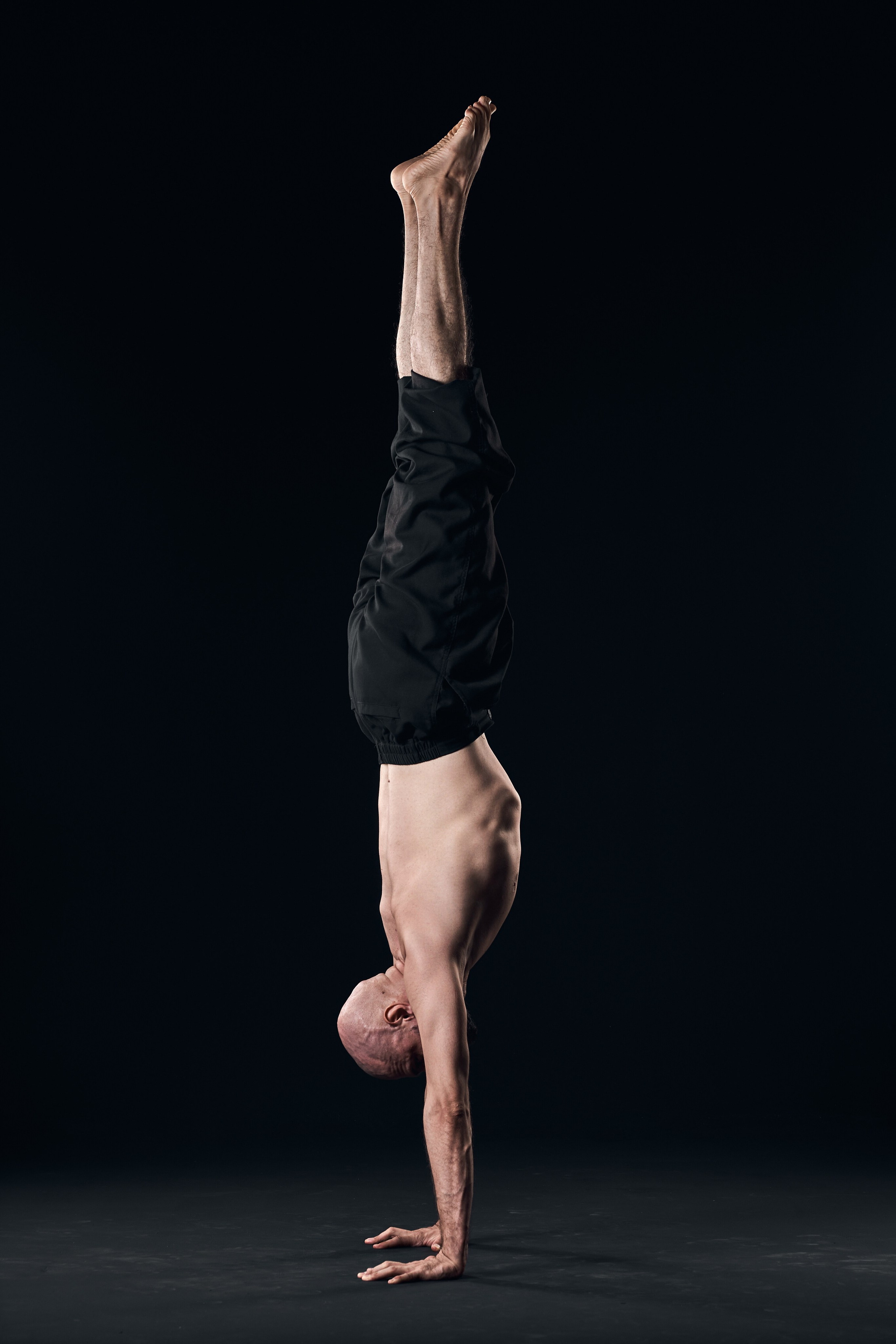 Мужская йога FYSM — фотосессия на тёмном фоне