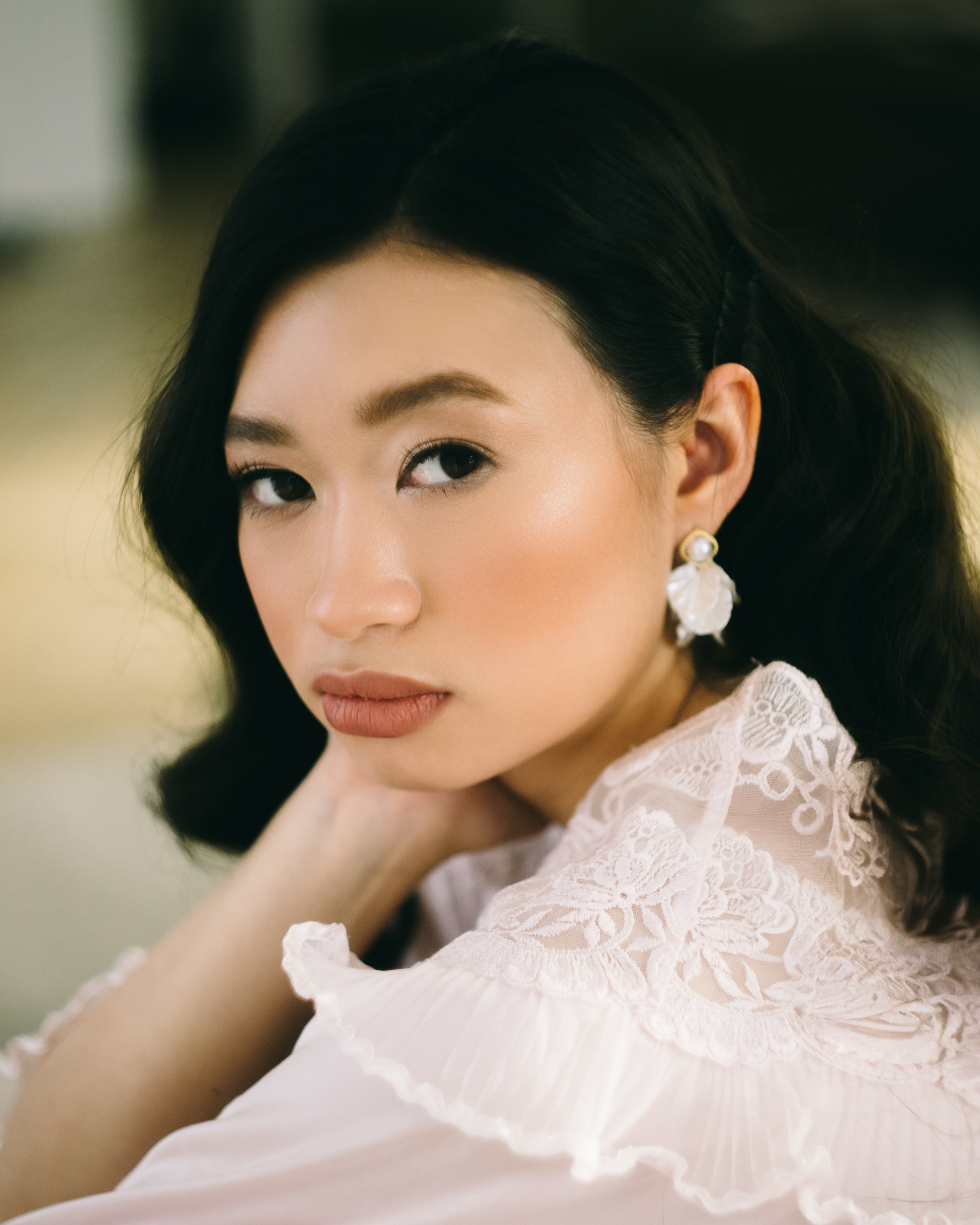 Портрет невесты крупным планом в мягком свете, изящная фотосессия, luxury свадебный фотограф