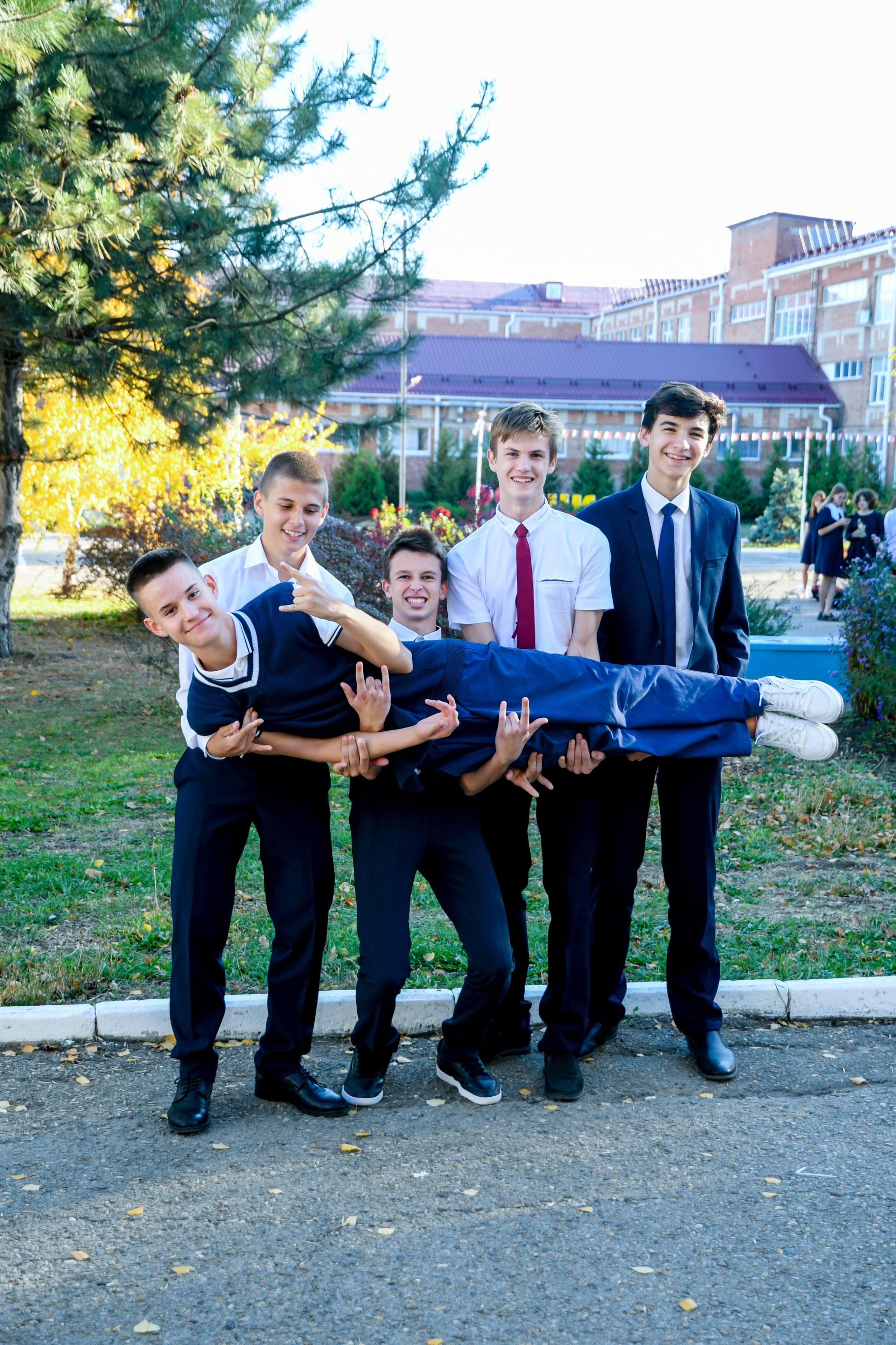 Фотосессия для выпускных альбомов в школьном дворе. Вячеслав Скрипник Фотограф Краснодар