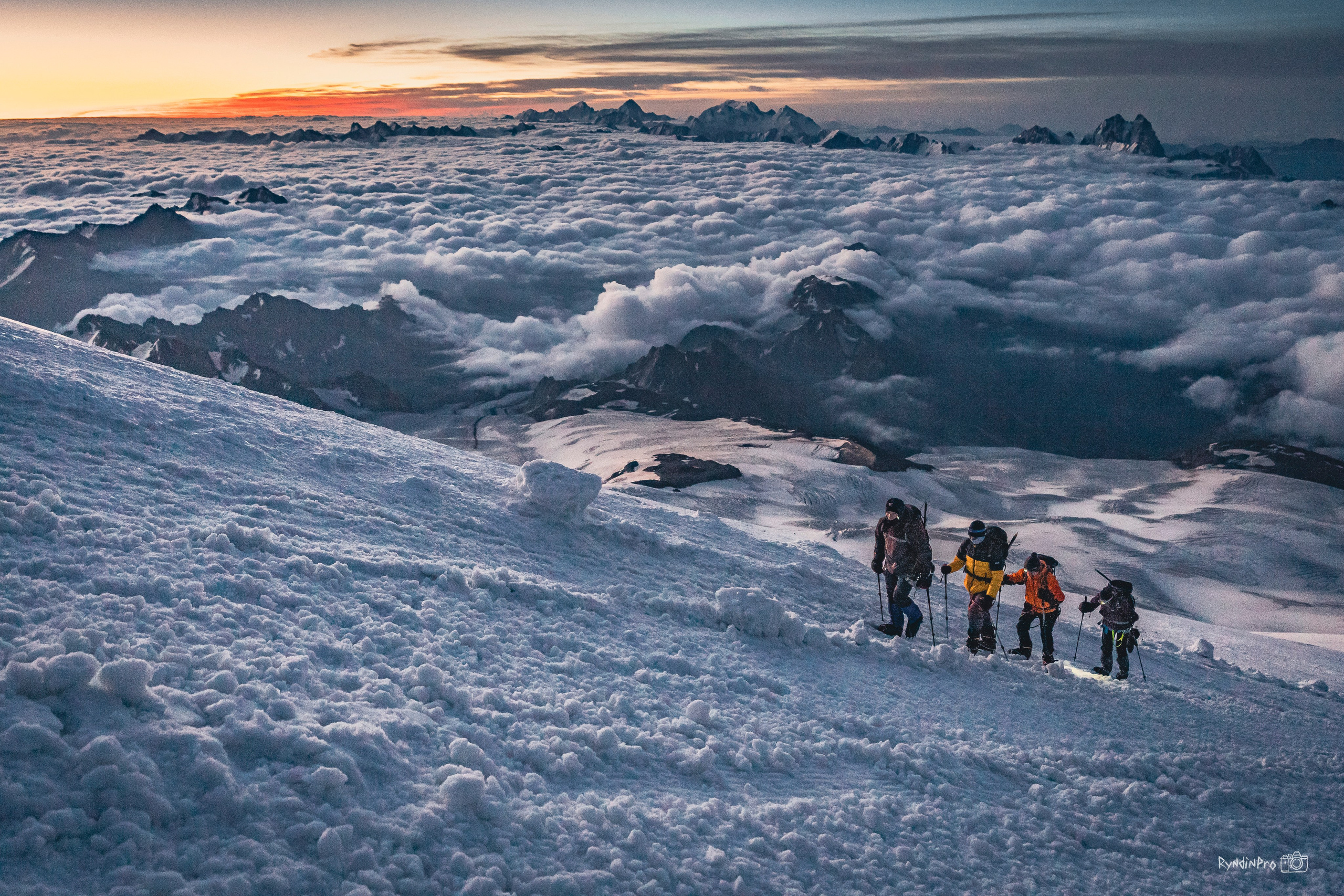 Восхождение на Эльбрус 26 августа 2023 Стремление. Репортажный фотограф в Краснодаре Рындин Дмитрий