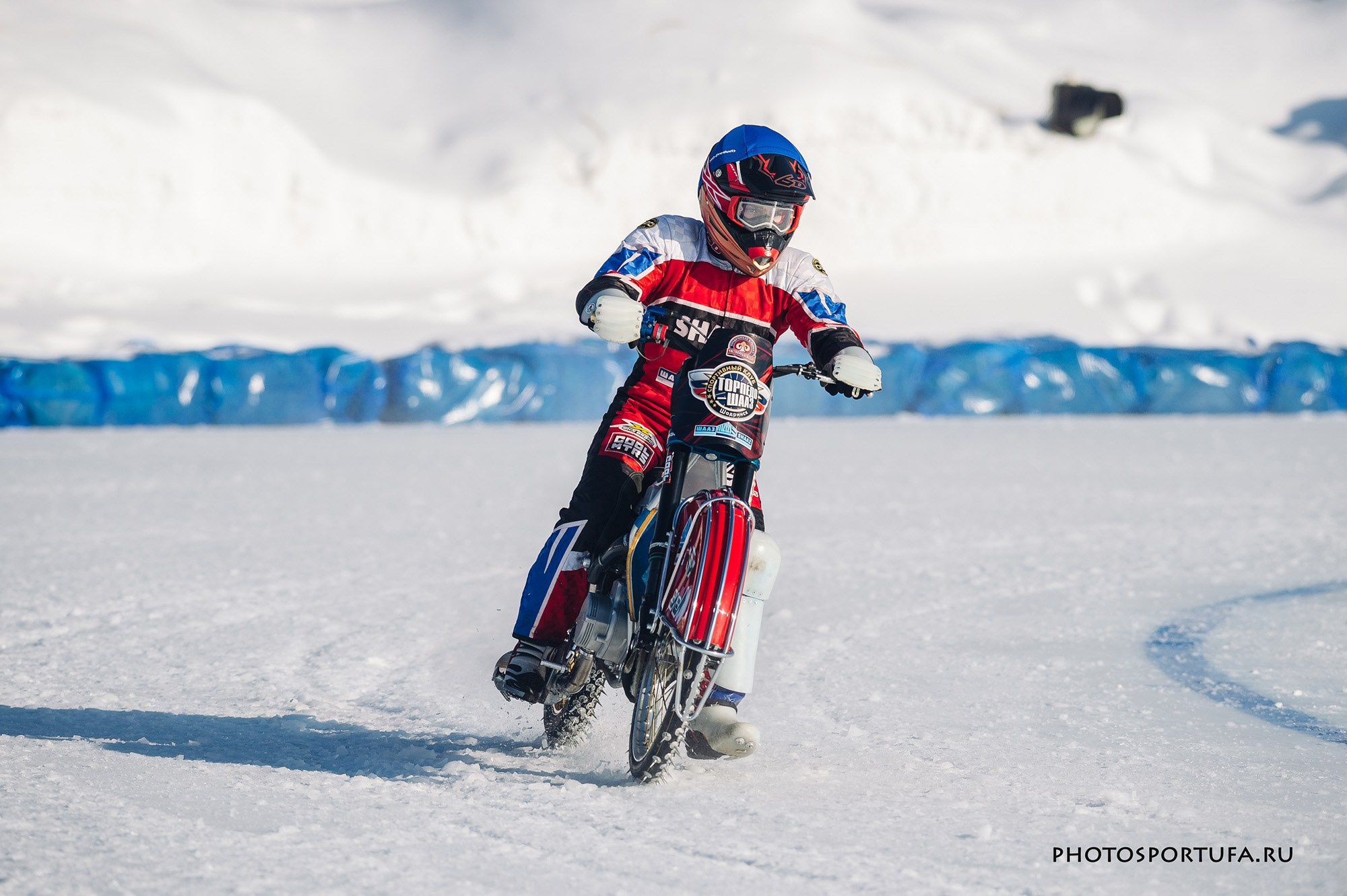 Мотогонку на льду. Спортивный фотограф в Уфе Евгений Буров