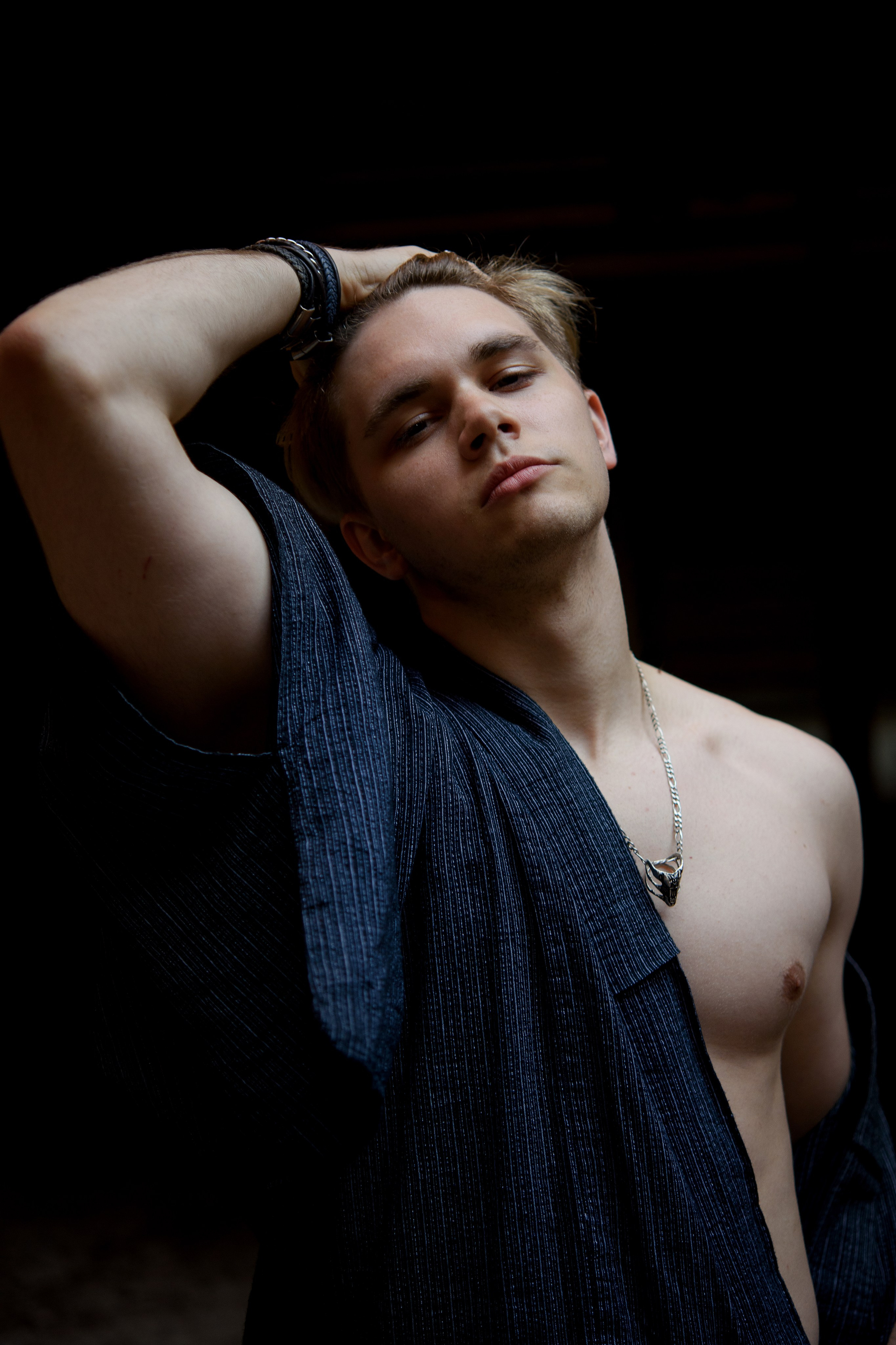 Фотосессия подростка в темном ключе. Главная