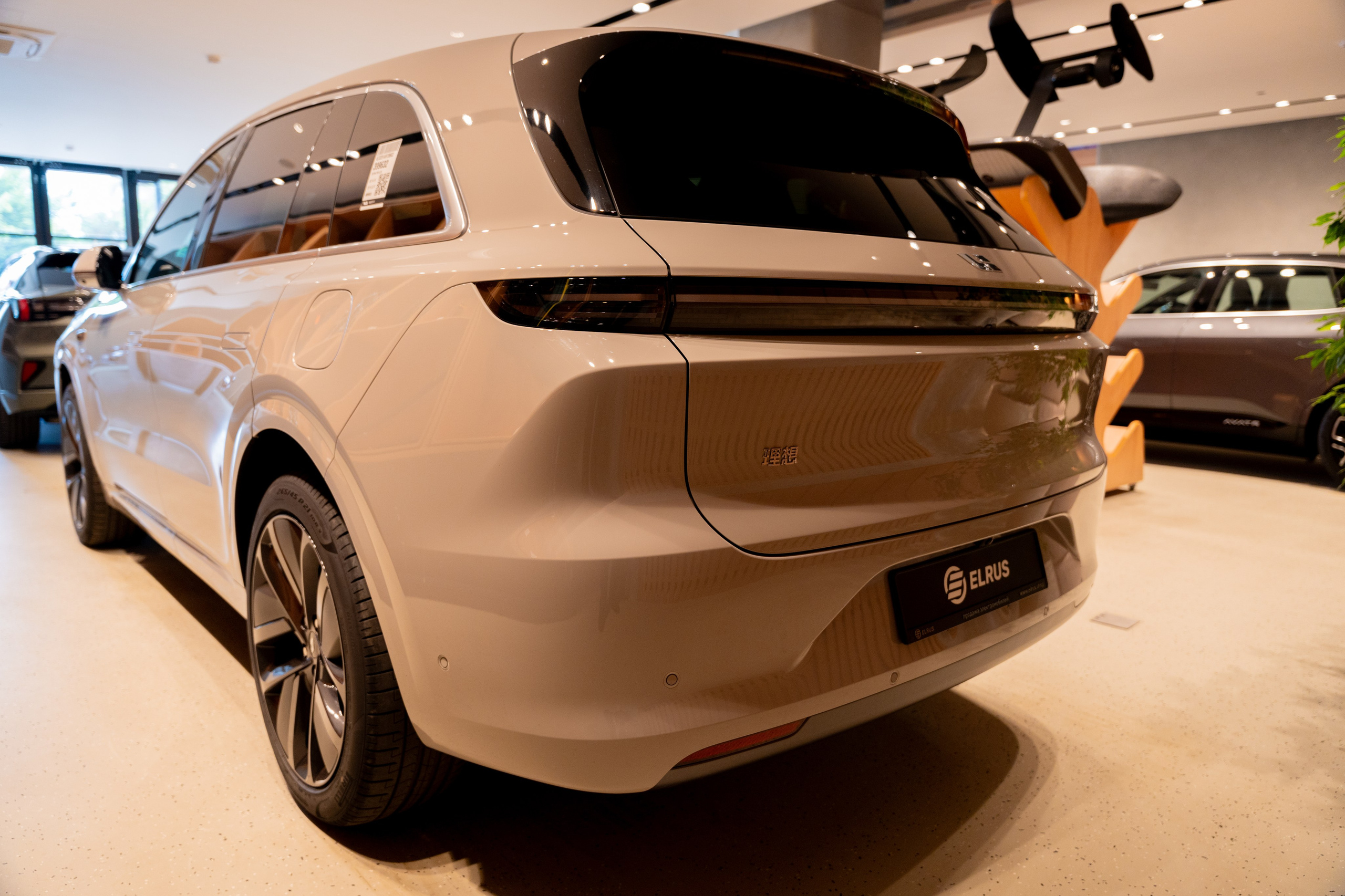 Интерьерная фотосъемка автосалона Elrus в Краснодаре. Zeekr, LiXiang Профессиональная фотосъемка интерьера премиум-автосалона в Краснодаре. Шедевры для Вас! Фотограф и Видеограф в Краснодаре Пахиев Руслан