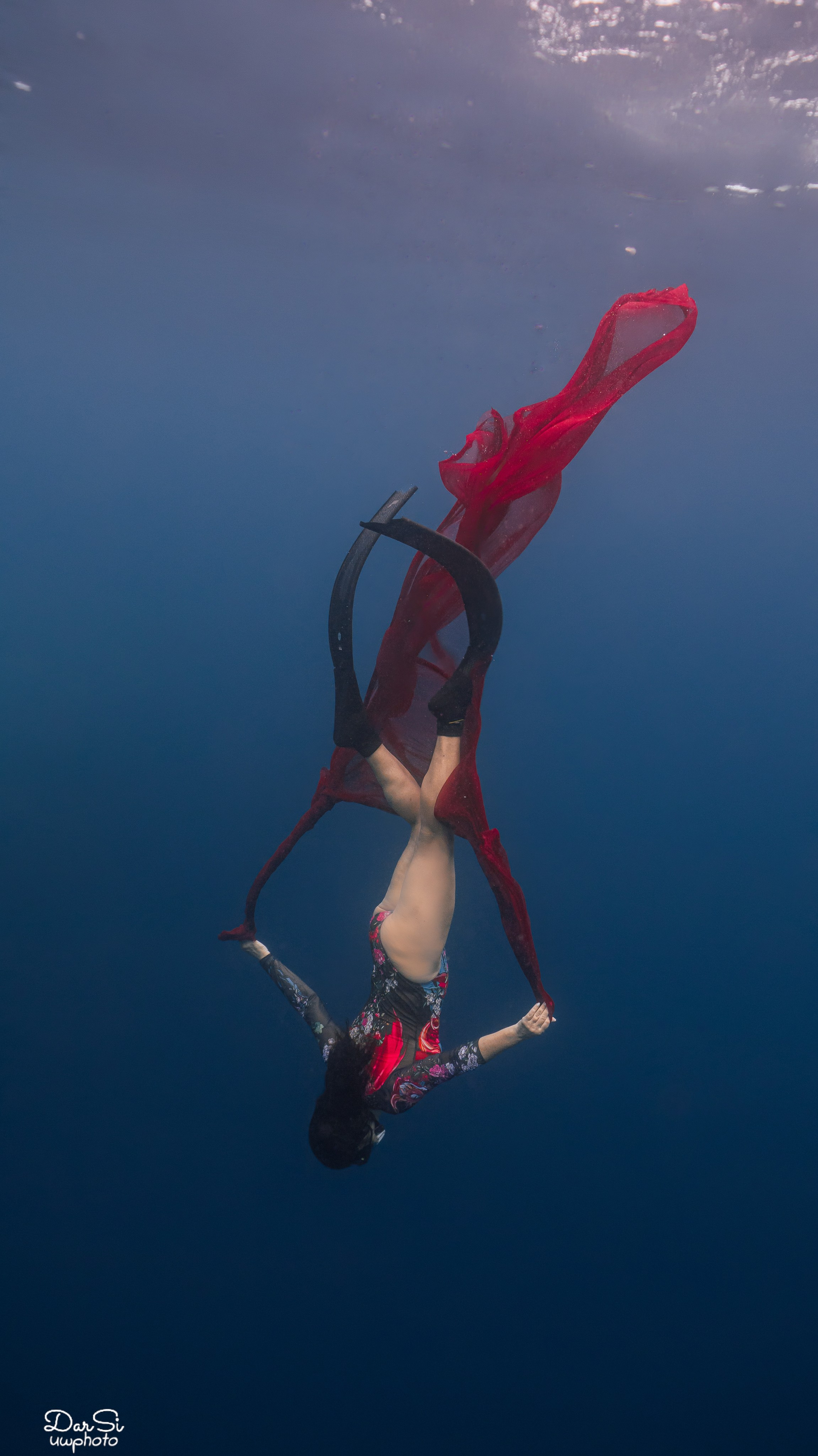 Фотосессия авторская (ткани, зеркала, шарики и т. д.). Underwater Photographer in the Philippines — Daria Sinitsina